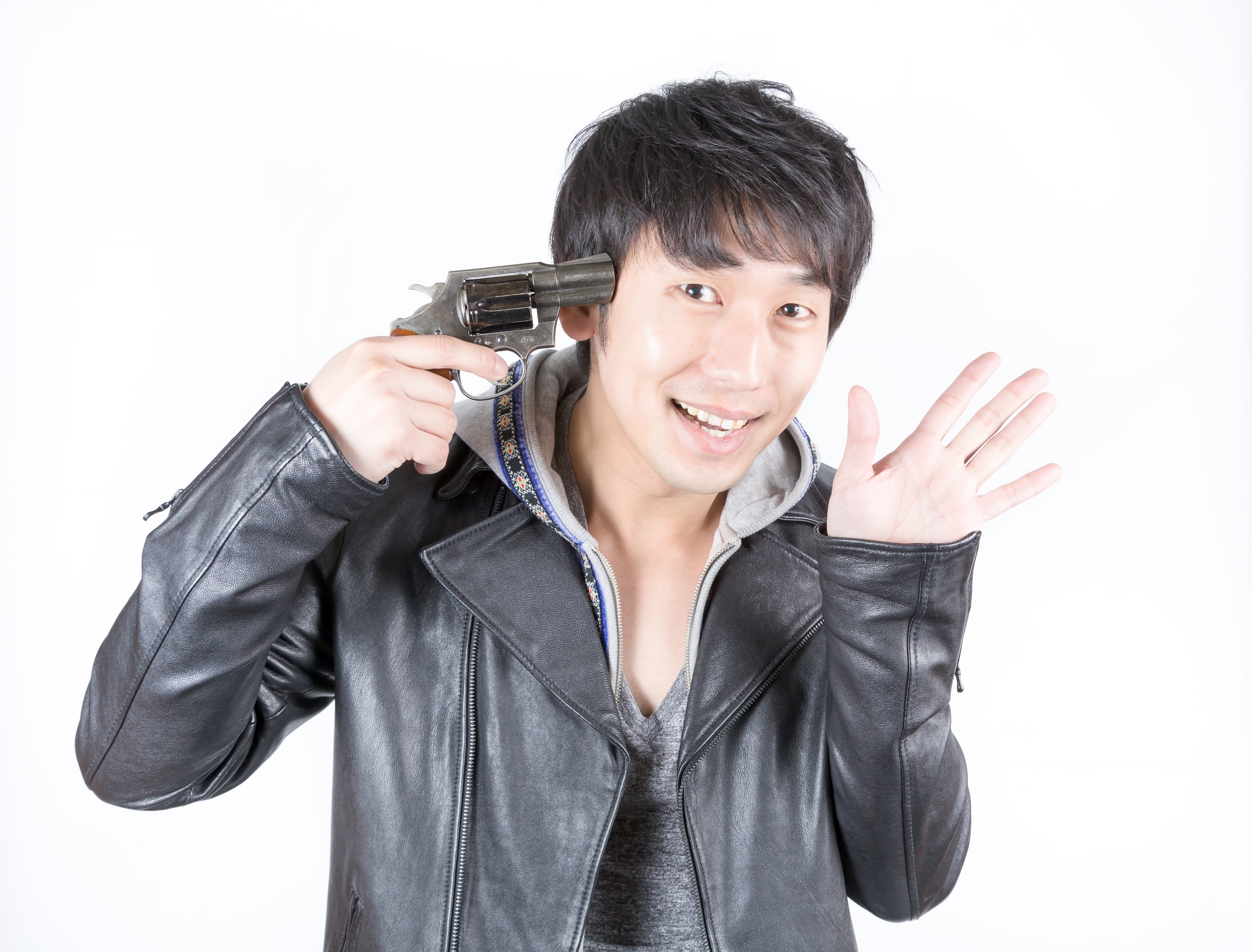 拳銃を頭に持ってきてパァｗｗｗｗの写真を無料ダウンロード フリー素材 ぱくたそ