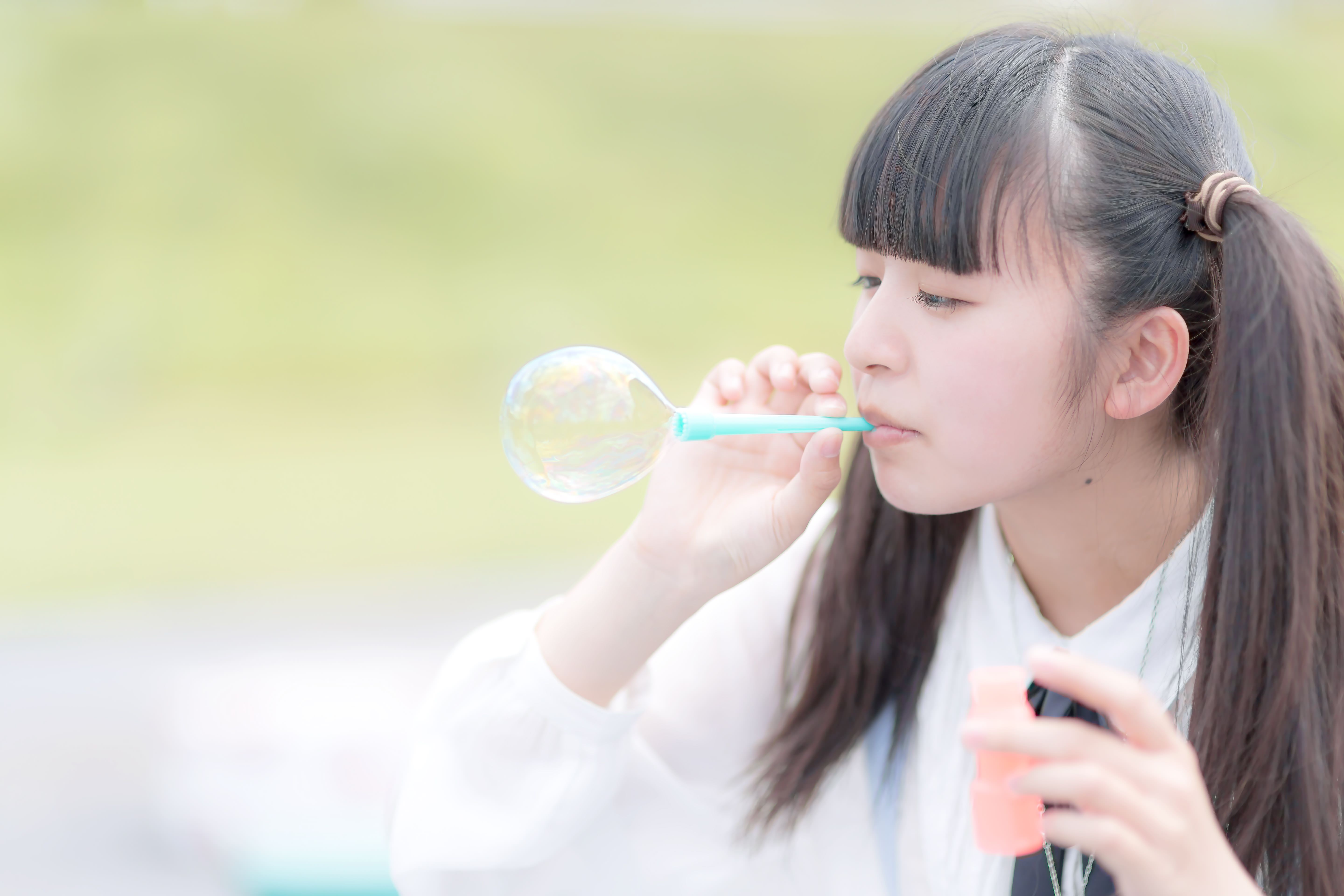 ぷーっとシャボン玉を膨らませるツインテールの女の子の写真を無料ダウンロード フリー素材 ぱくたそ ぷーっとシャボン玉を膨らませるツインテールの女の子の写真を無料ダウンロード フリー素材 ぱくたそ
