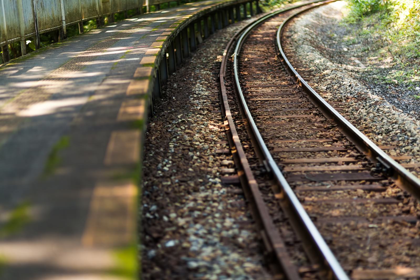 田舎の駅の線路の写真素材 ぱくたそ