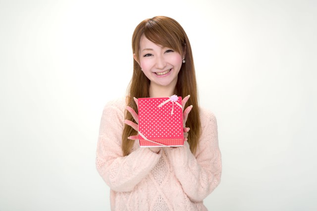 パステル画　プレゼントをもらって微笑む女性 Amazon.co.jp: プレゼント 絵 幸せアート「つなぐ」【名前入れ