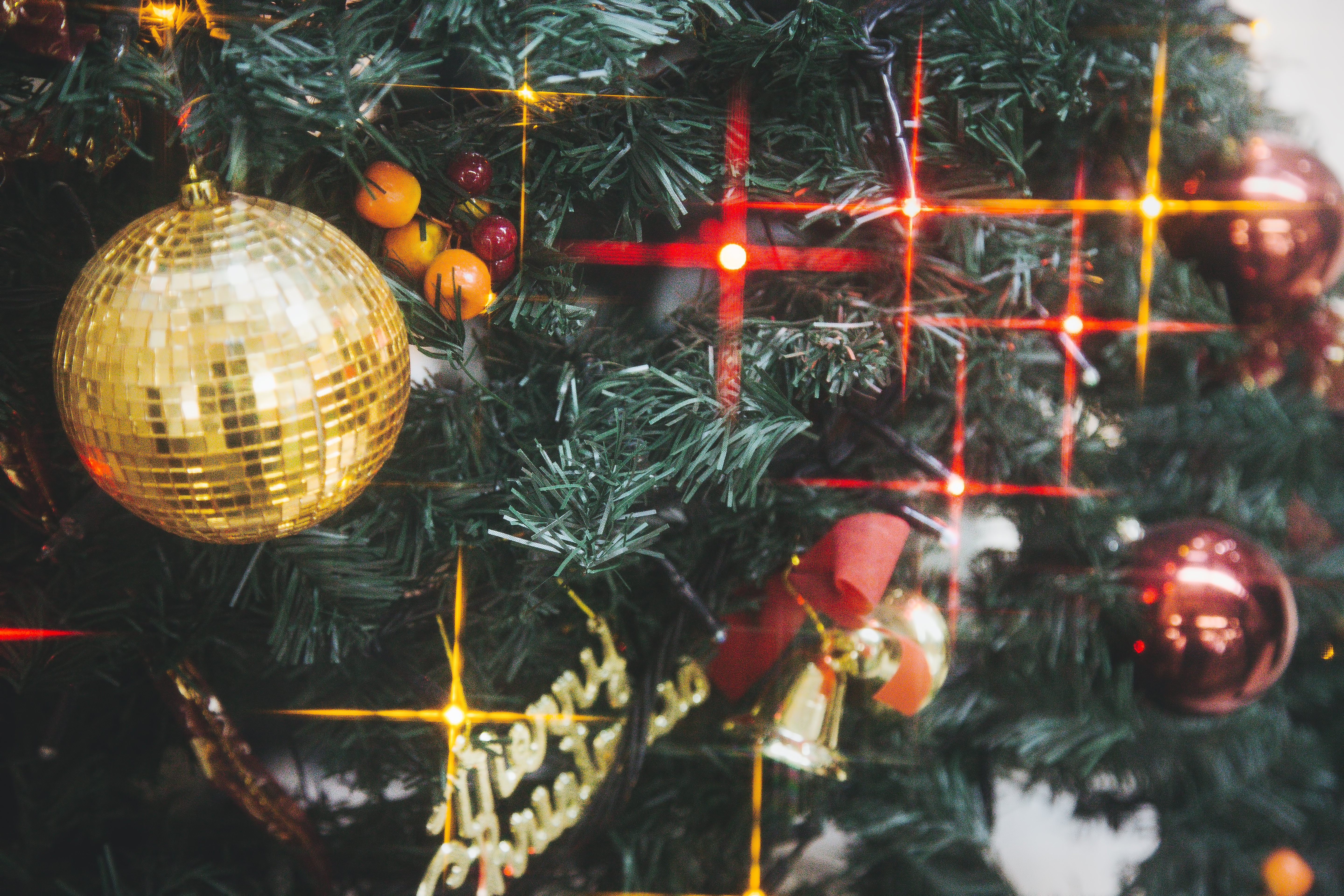 光輝くクリスマスツリーの飾りとライトの写真素材 ぱくたそ