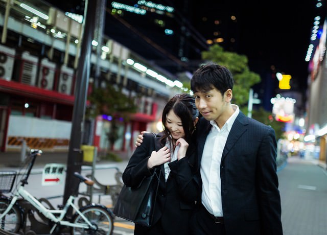 終電を逃し「泊まっちゃおうか」と誘う上司とまんざらではない部下(女性)
