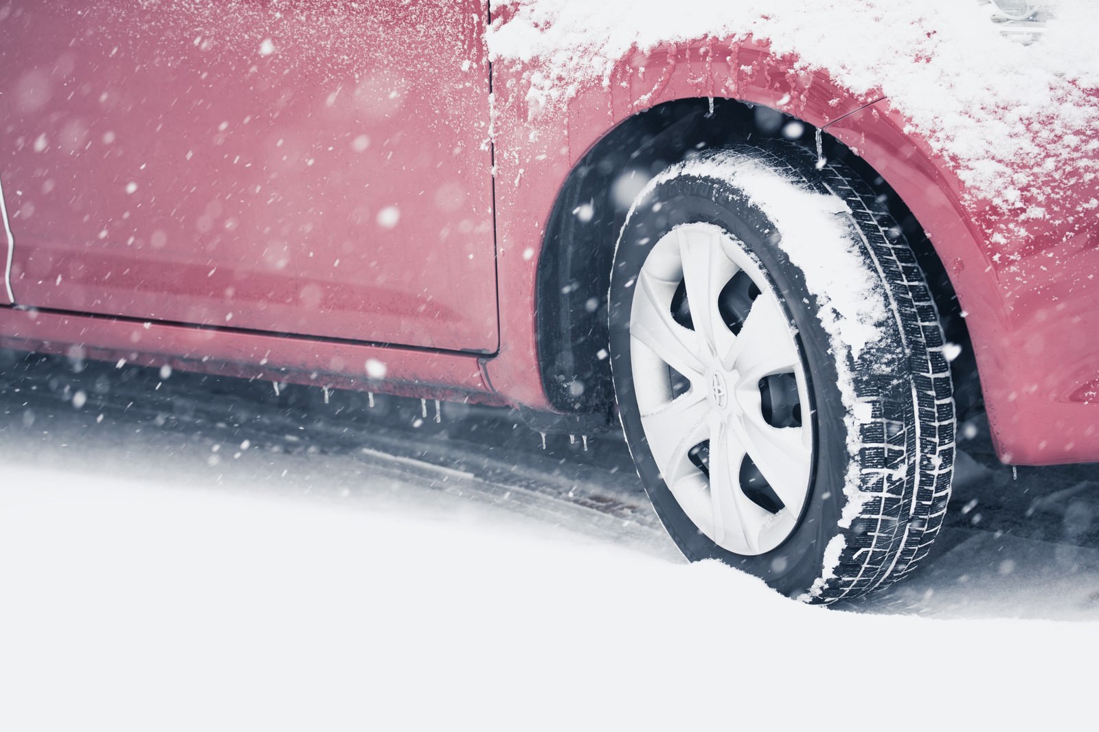 「スリップ注意！雪道を走行する車スリップ注意！雪道を走行する車」のフリー写真素材