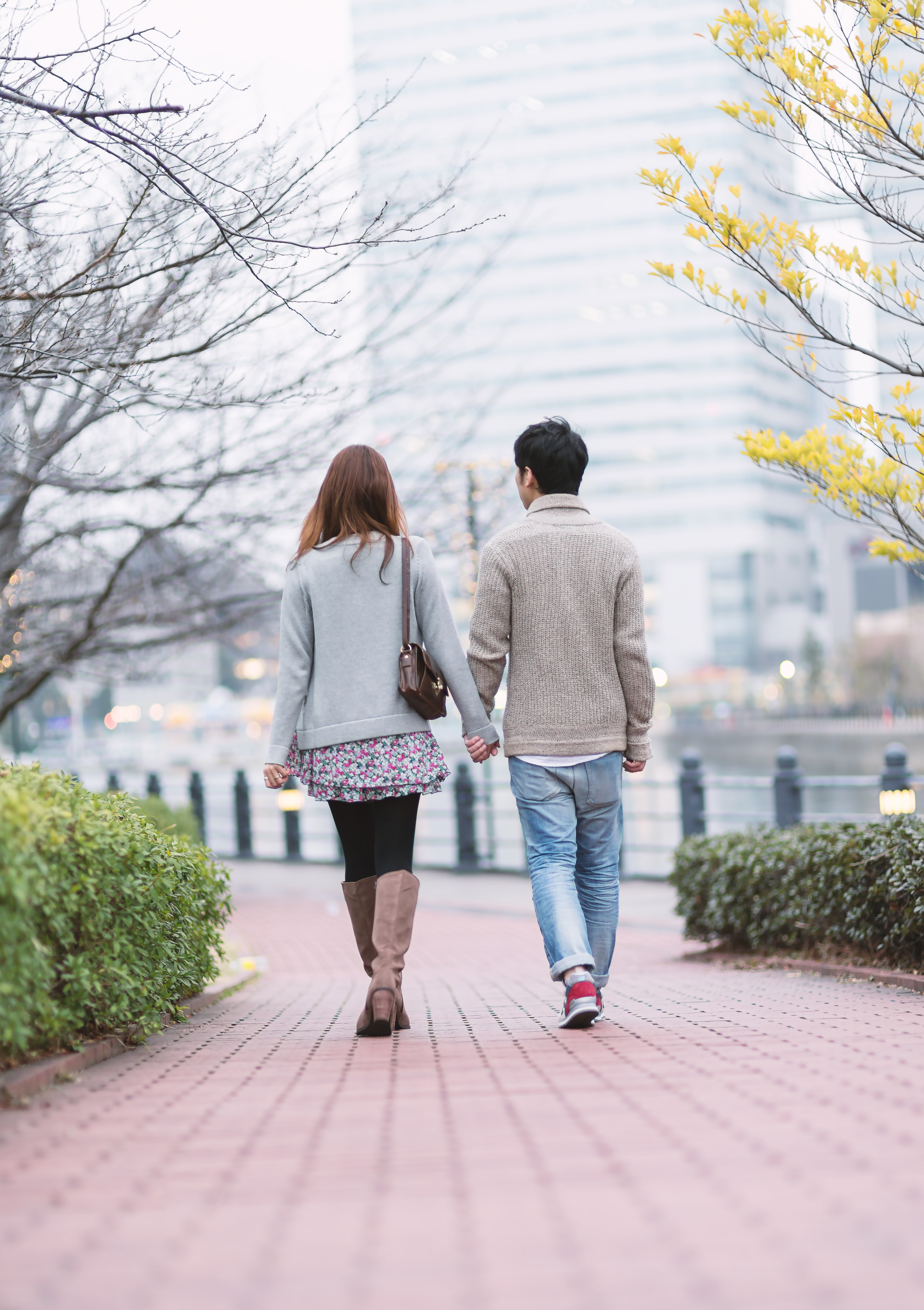 手をつなぎデートする若い男女の写真素材 ぱくたそ