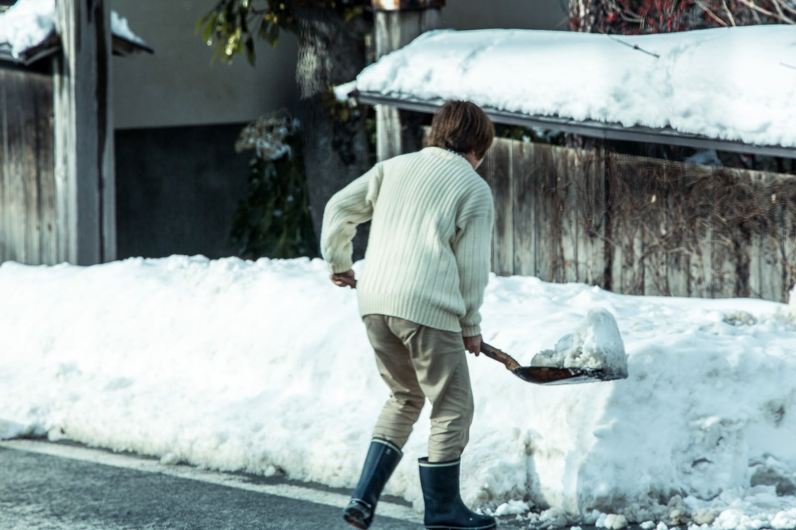 雪かきおばちゃんの写真 画像 を無料ダウンロード フリー素材のぱくたそ 雪かきおばちゃんの写真 画像 を無料ダウンロード フリー素材のぱくたそ