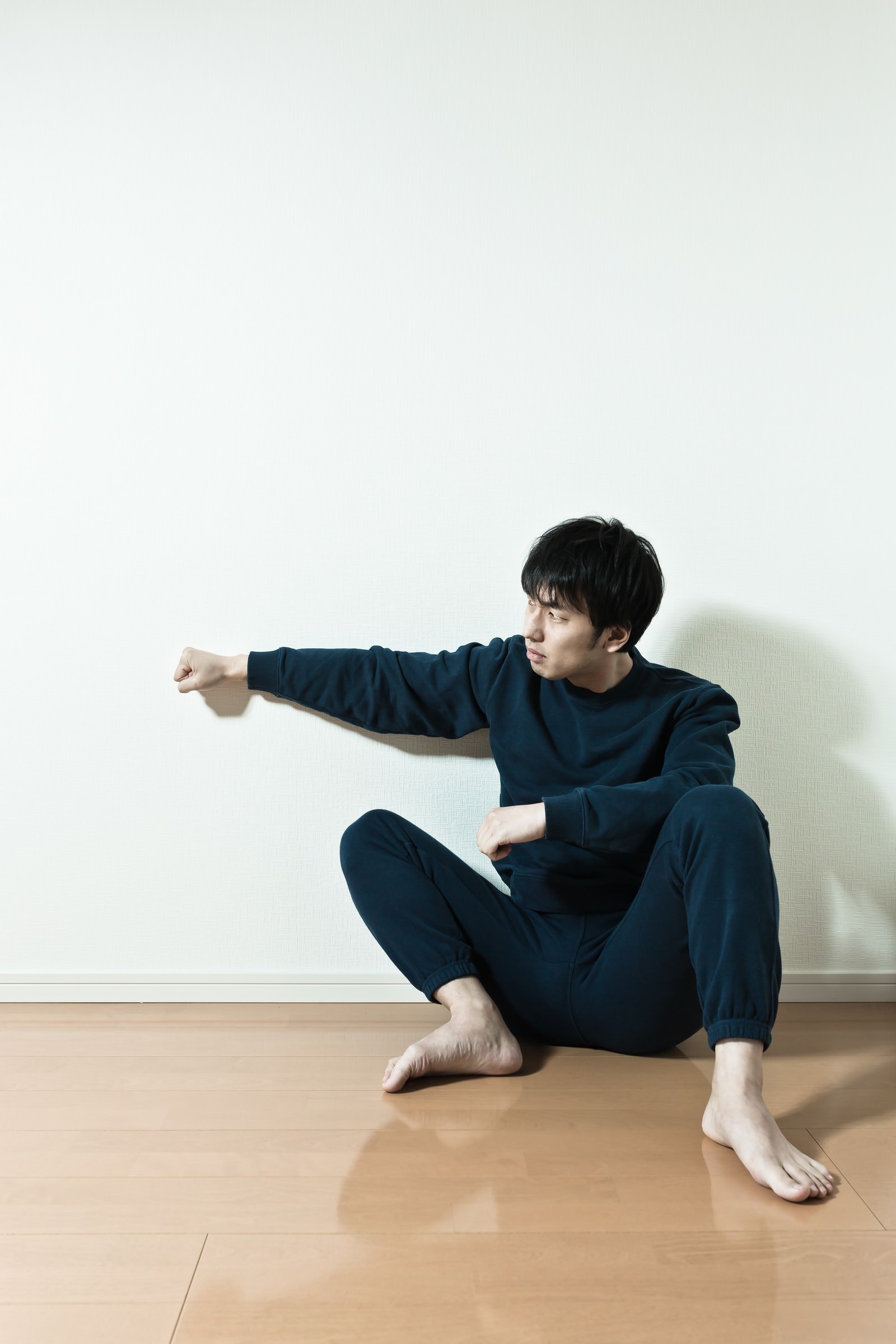 隣の部屋から聞こえてくる擬音にキレる壁ドンの写真素材 ぱくたそ