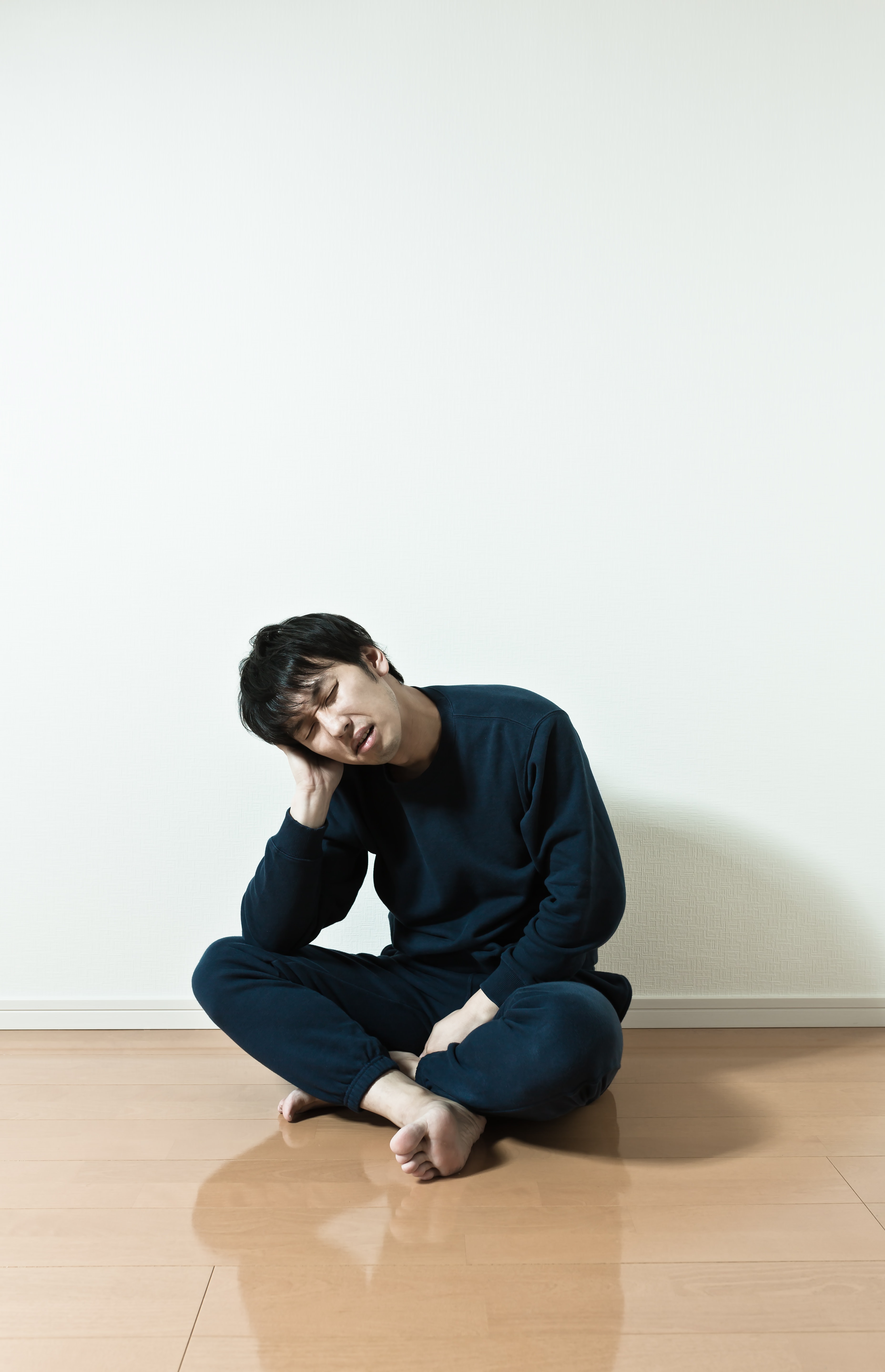 夜な夜な騒ぐ隣人にノイローゼ気味の男性の写真素材 ぱくたそ