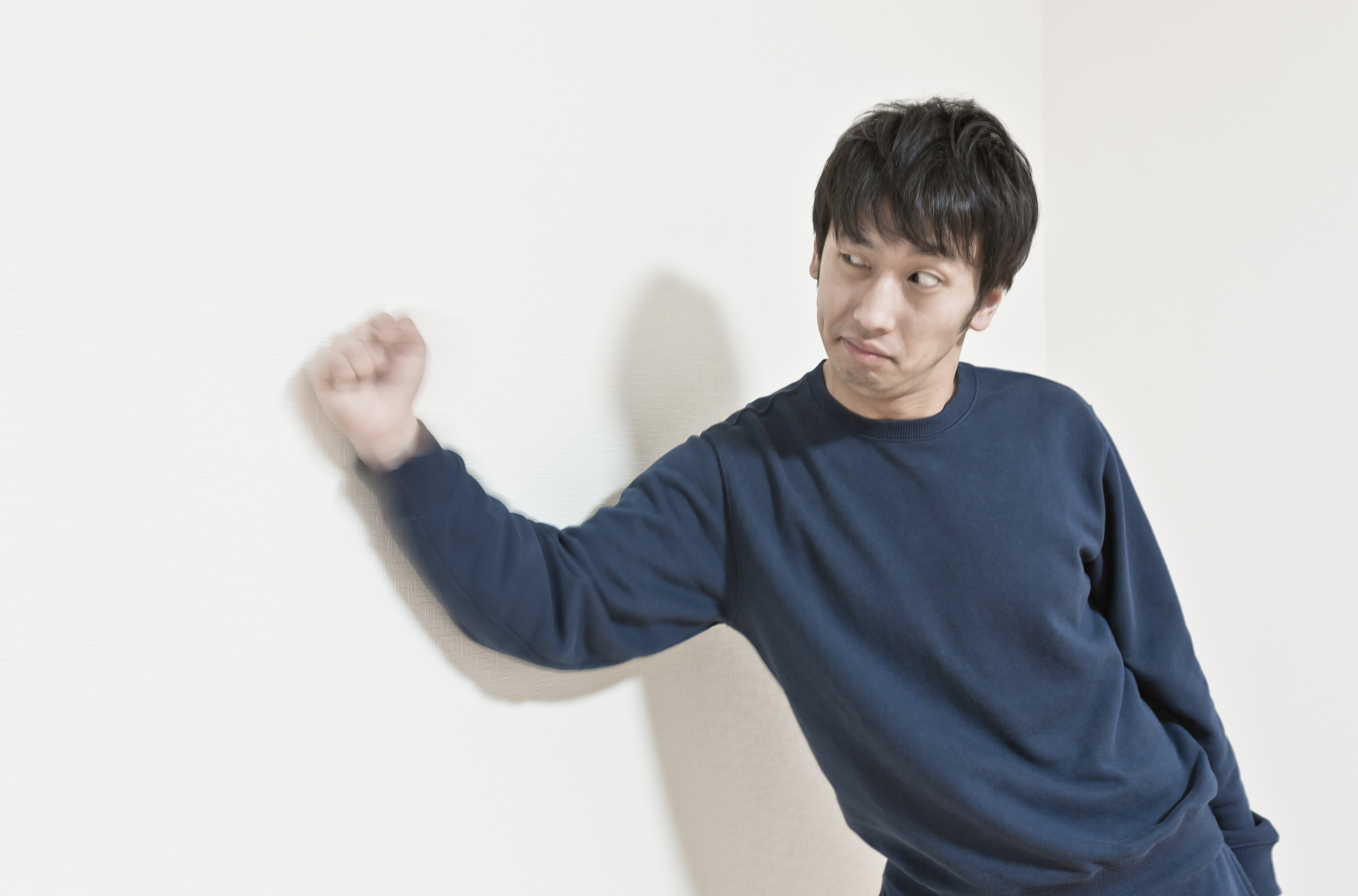 握りこぶしで壁ドンの写真を無料ダウンロード フリー素材 ぱくたそ 握りこぶしで壁ドンの写真を無料ダウンロード フリー素材 ぱくたそ