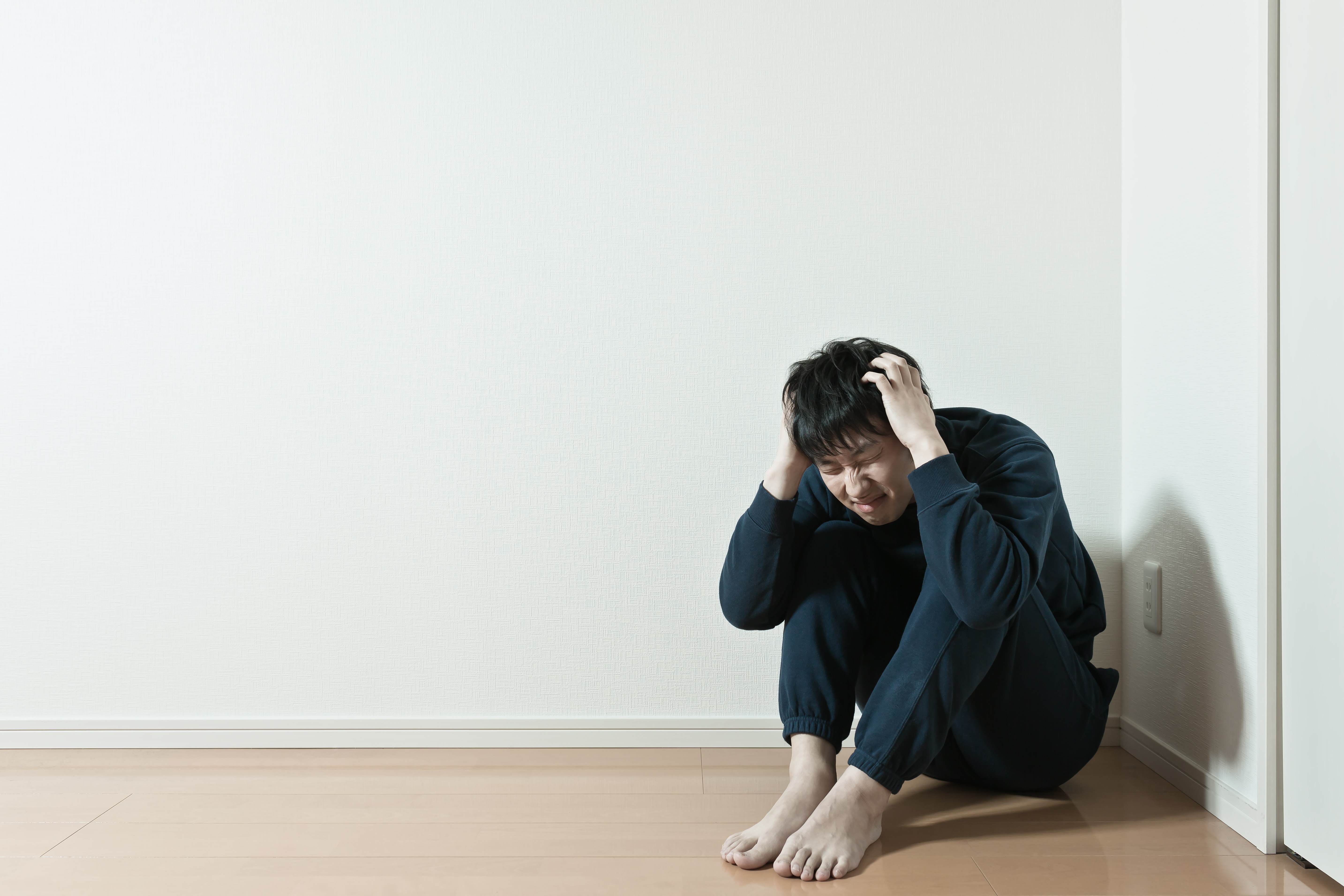 お山座りをして頭を抱えるぼっちの写真素材 ぱくたそ