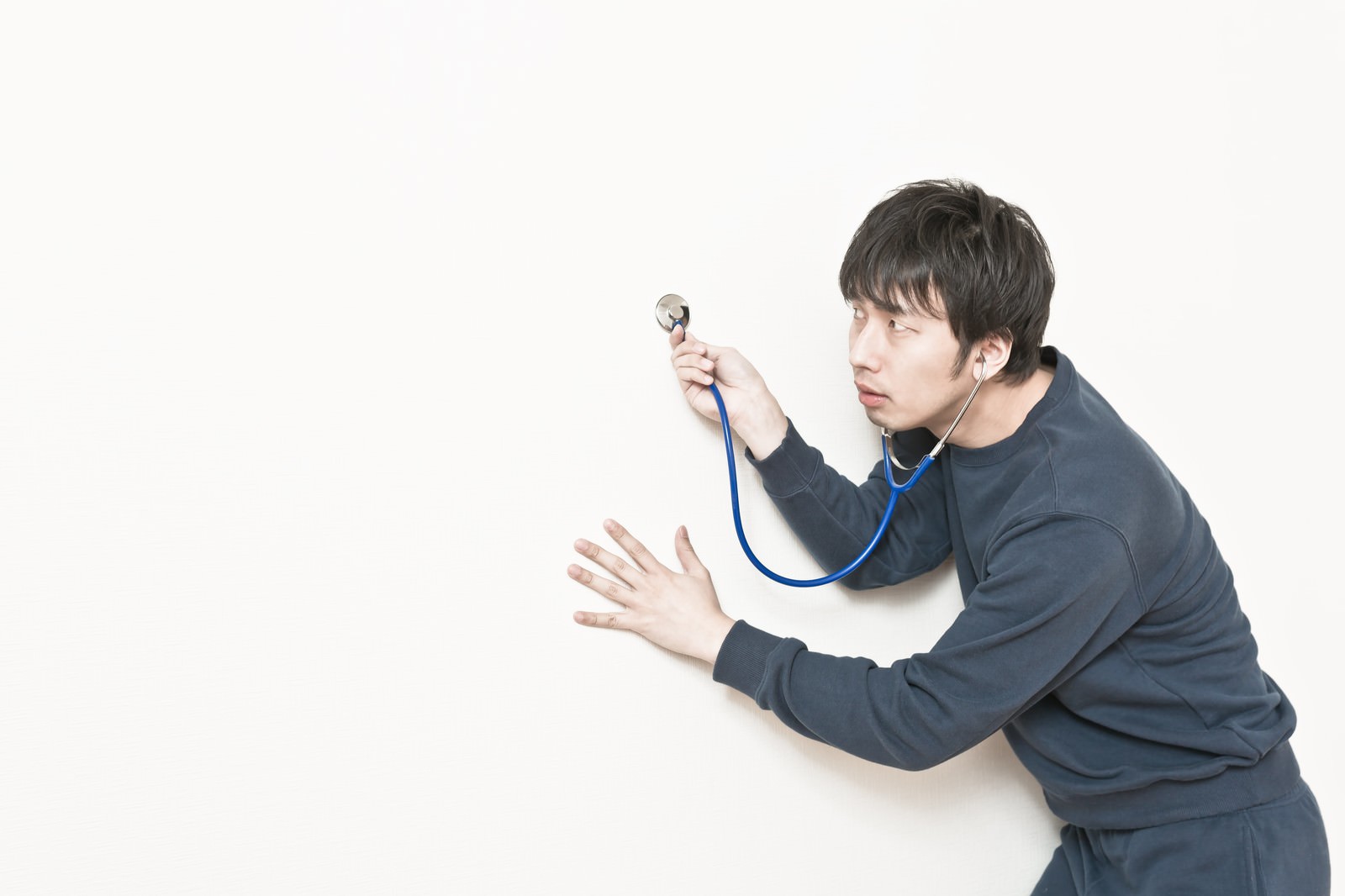 隣の部屋から漏れてくる音が気になる男性の写真を無料ダウンロード フリー素材 ぱくたそ 隣の部屋から漏れてくる音が気になる男性の写真を無料ダウンロード フリー素材 ぱくたそ