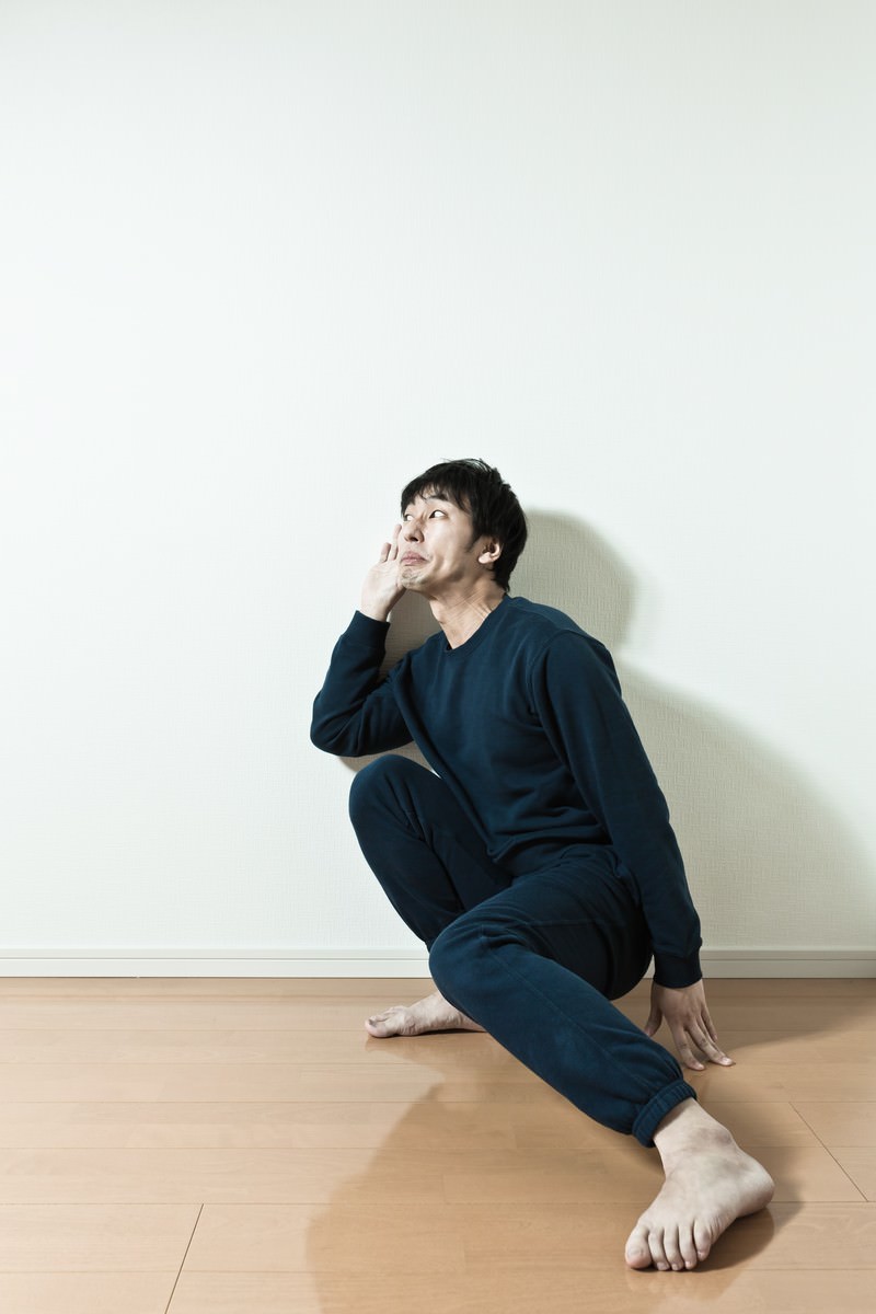 「隣の会話を盗み聞ぎするスウェット姿の男性 | フリー素材のぱくたそ」の写真［モデル：大川竜弥］