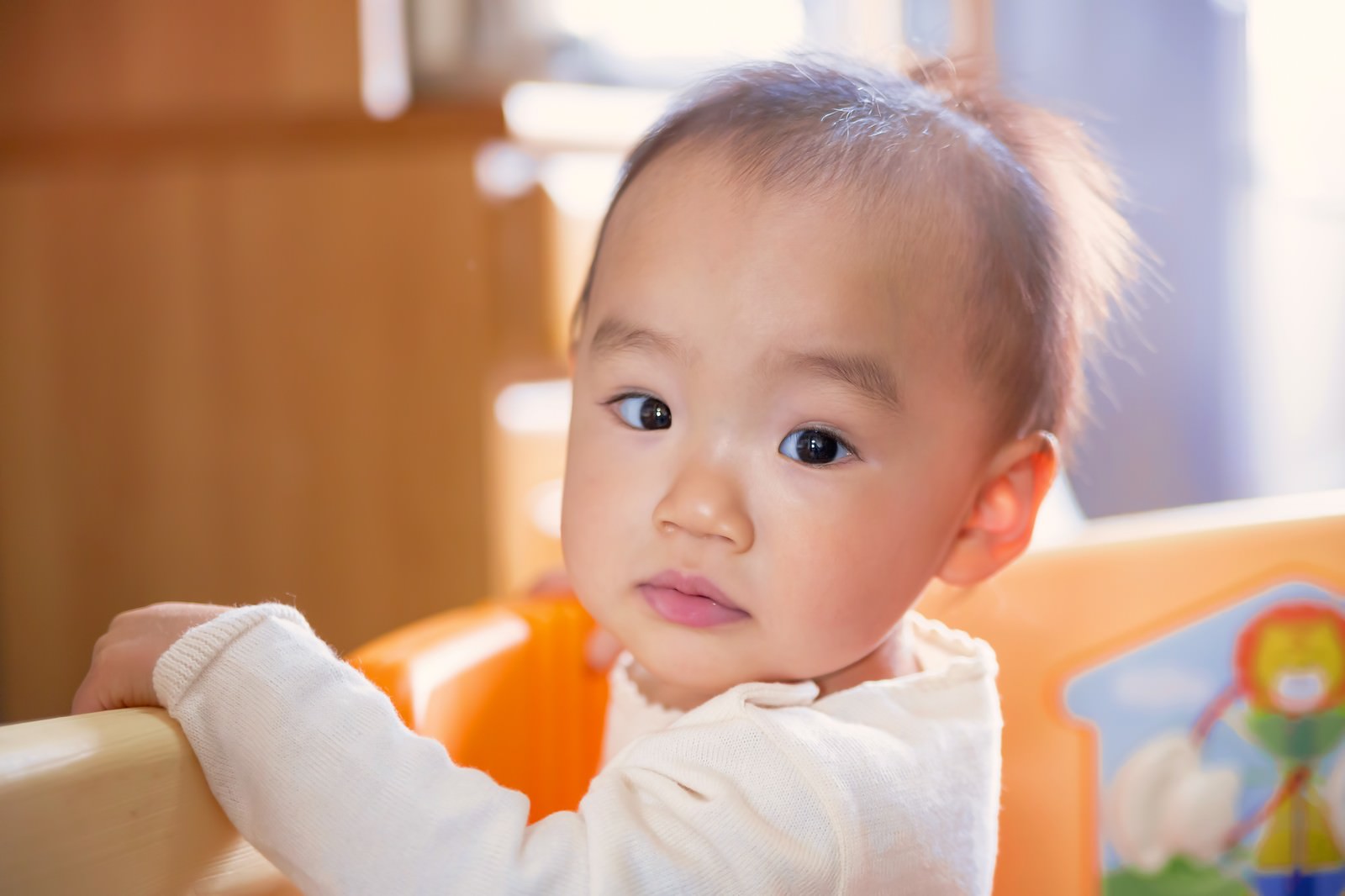 つかまり立ちする赤ちゃん 女の子 の写真素材 ぱくたそ