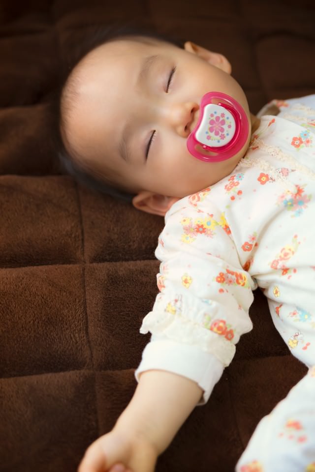 おしゃぶりを咥えながら眠る赤ちゃんの無料の写真素材 フリー素材 をダウンロード ぱくたそ おしゃぶりを咥えながら眠る赤ちゃんの無料の写真素材 フリー素材 をダウンロード ぱくたそ