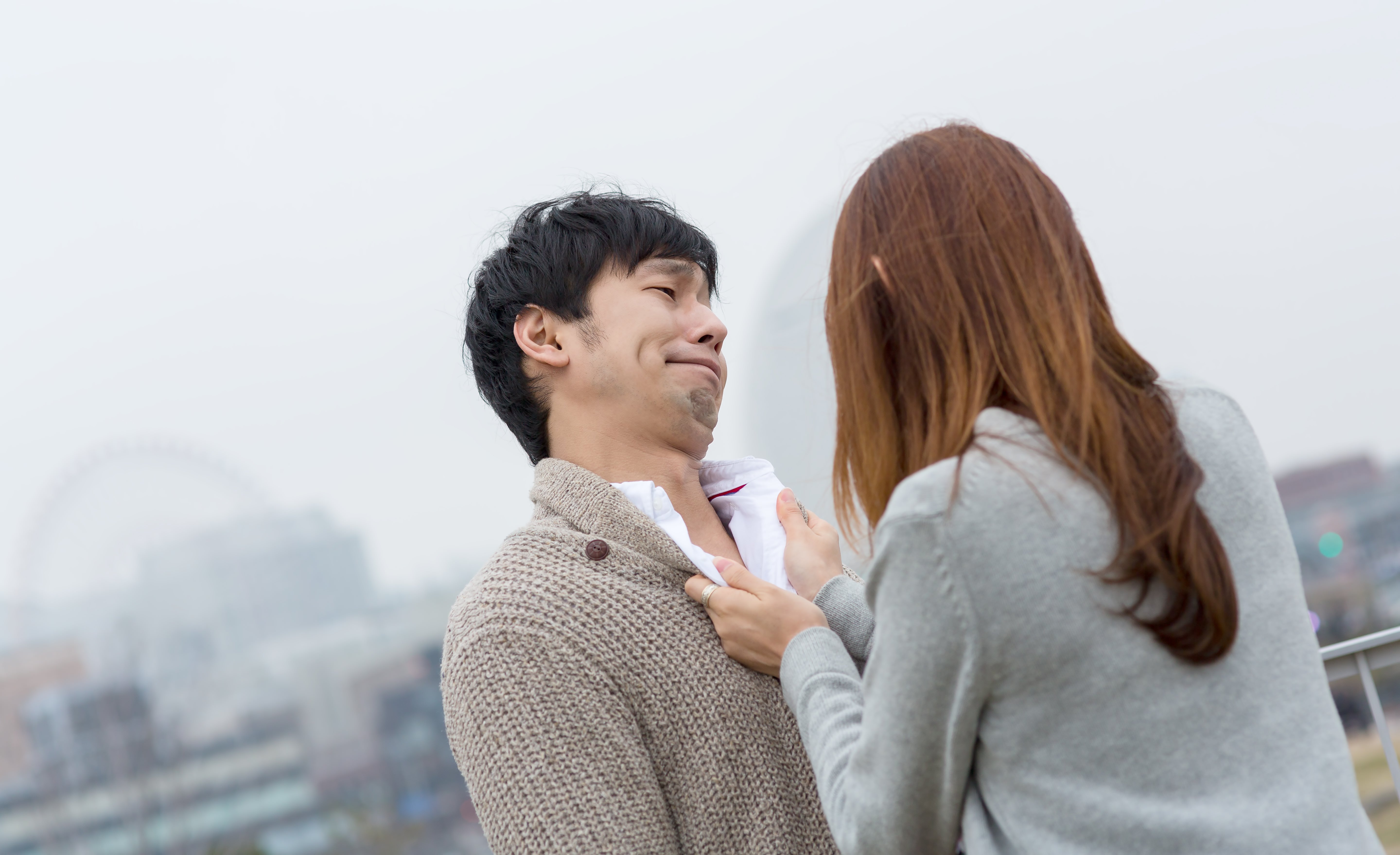 女性に胸倉を掴まれた全然反省していない男性の写真 画像 を無料ダウンロード フリー素材のぱくたそ 女性に胸倉を掴まれた全然反省していない男性の写真 画像 を無料ダウンロード フリー素材のぱくたそ