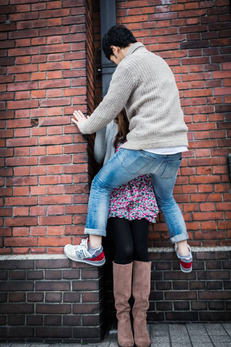 「「7年後も一緒にいようね」と彼女に蝉ドンをする男性 | フリー素材のぱくたそ」の写真［モデル：大川竜弥］