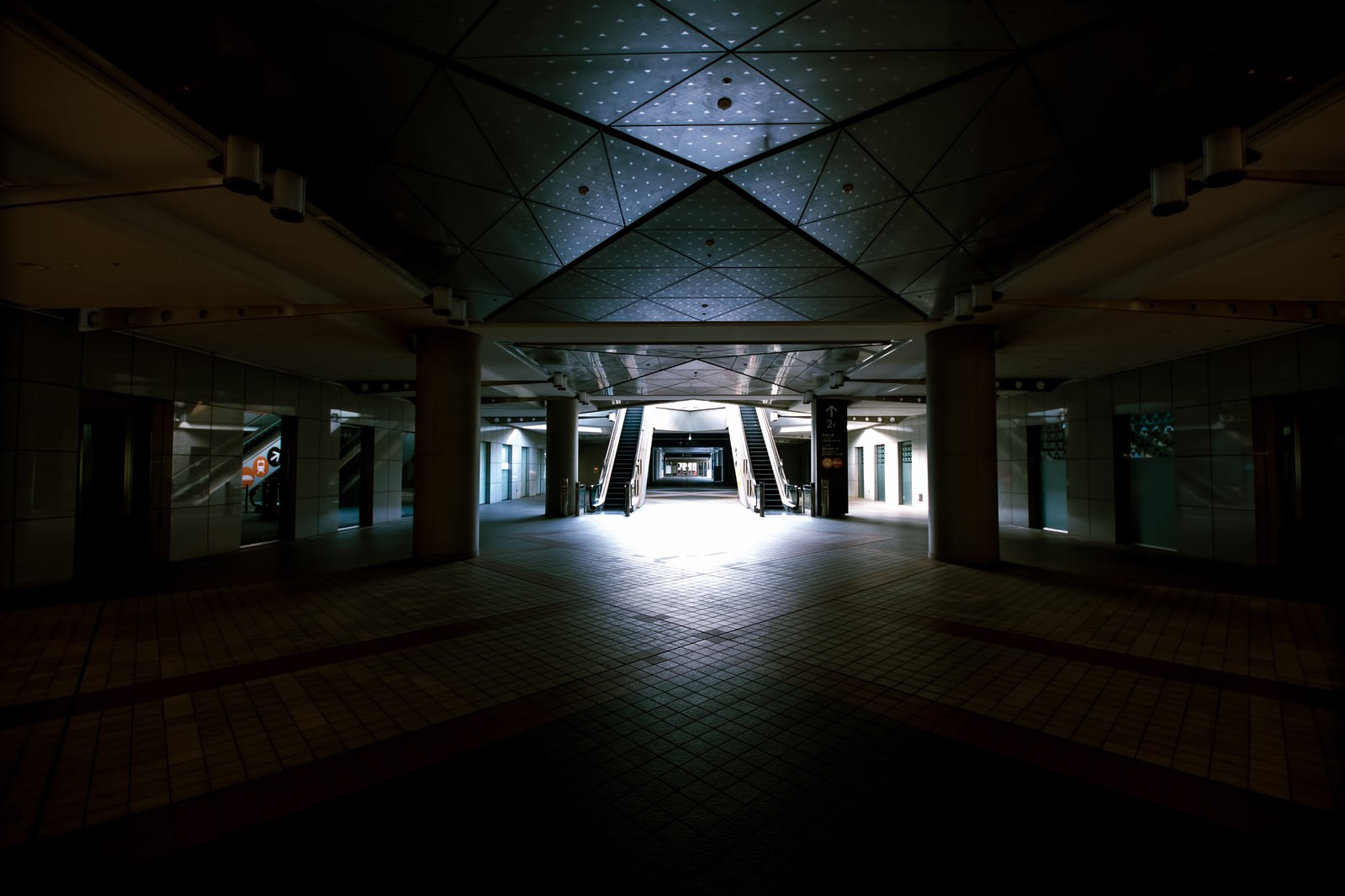 「東京ビッグサイト1F入口東京ビッグサイト1F入口」のフリー写真素材を拡大