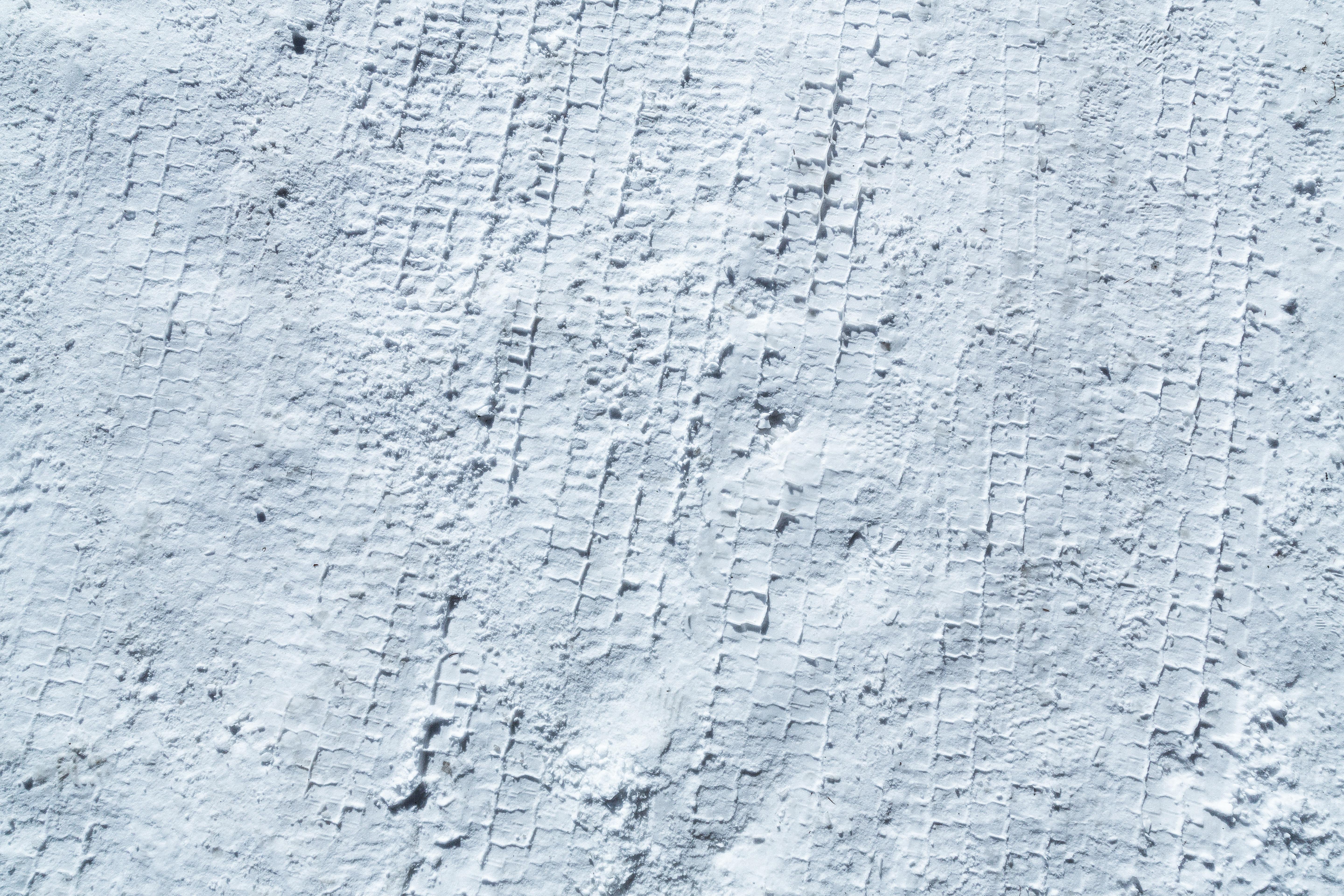雪のタイヤ痕の写真素材 ぱくたそ