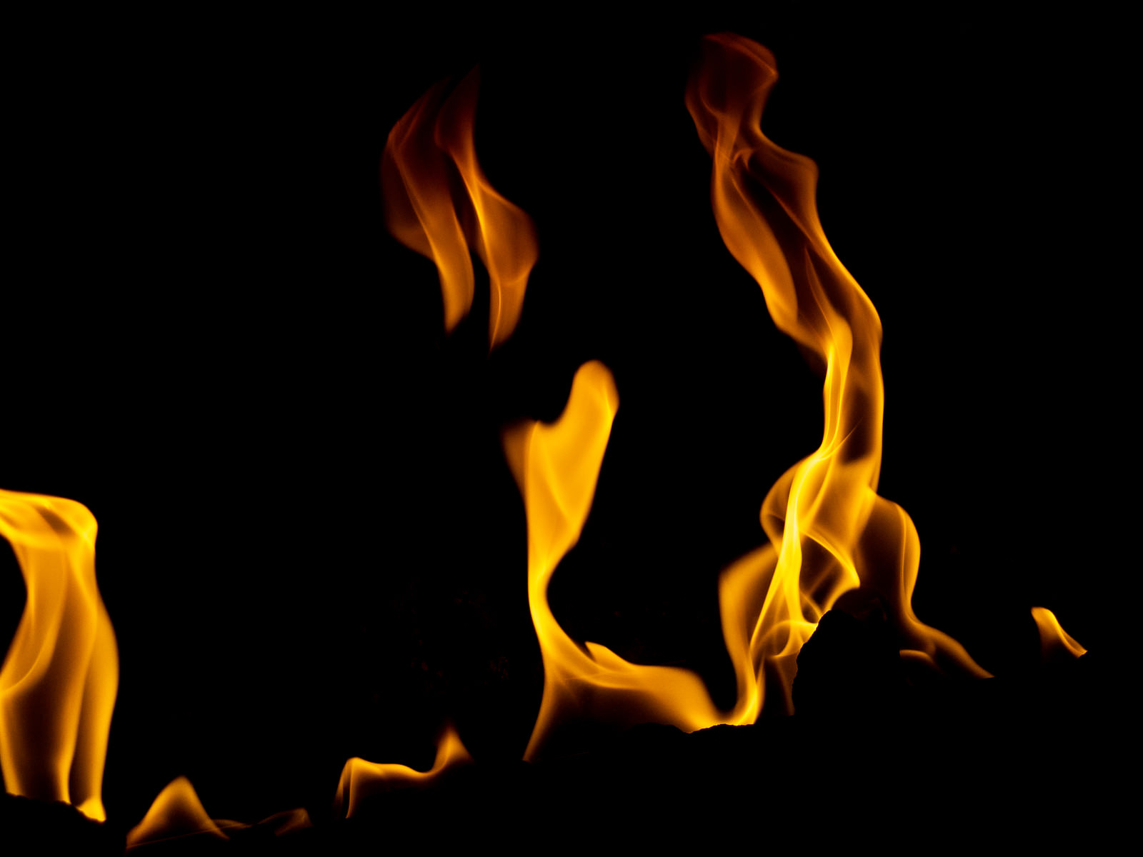 ゆらりと不気味に燃える火の無料の写真素材 フリー素材 をダウンロード ぱくたそ
