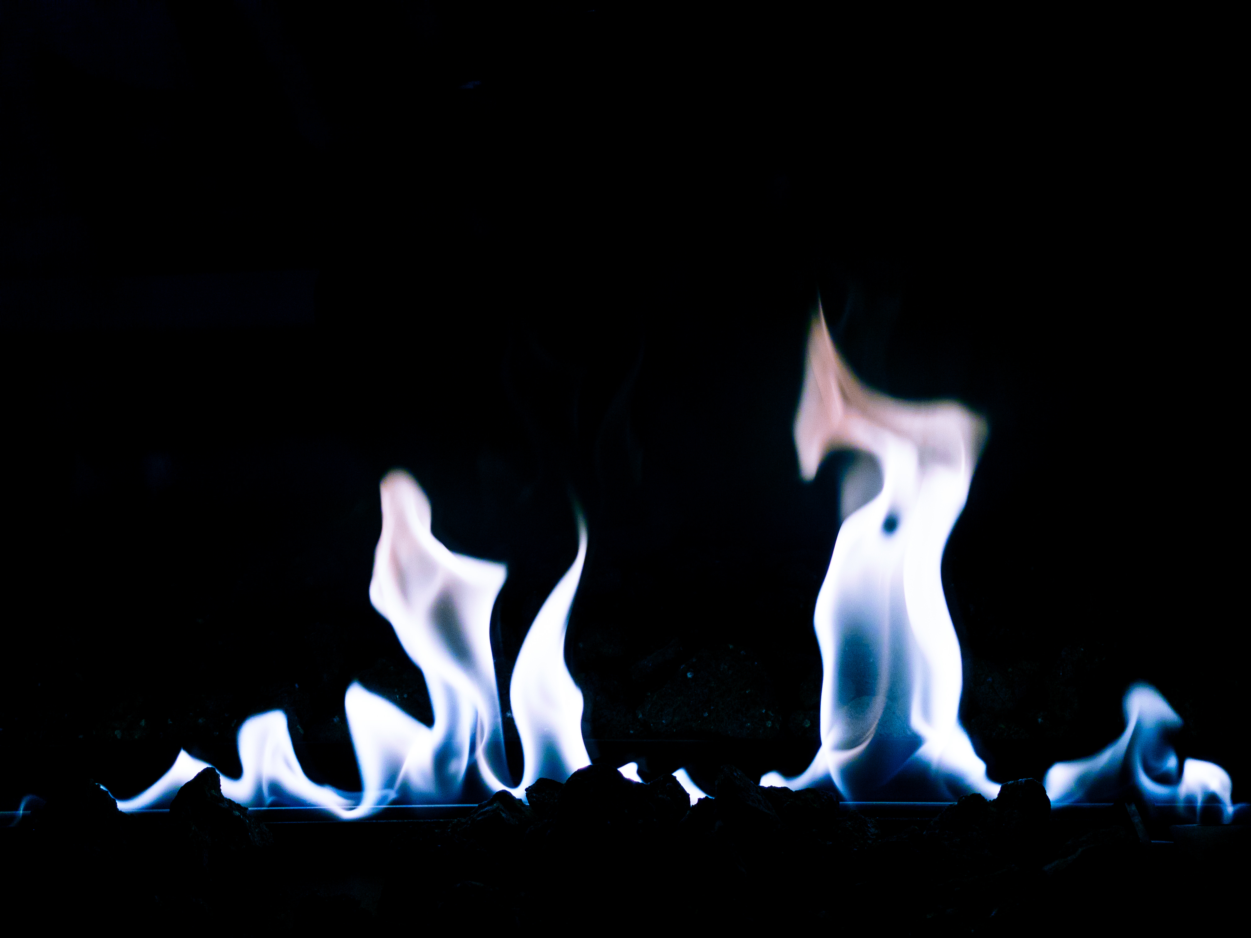 青白い炎がメラメラの写真素材 ぱくたそ