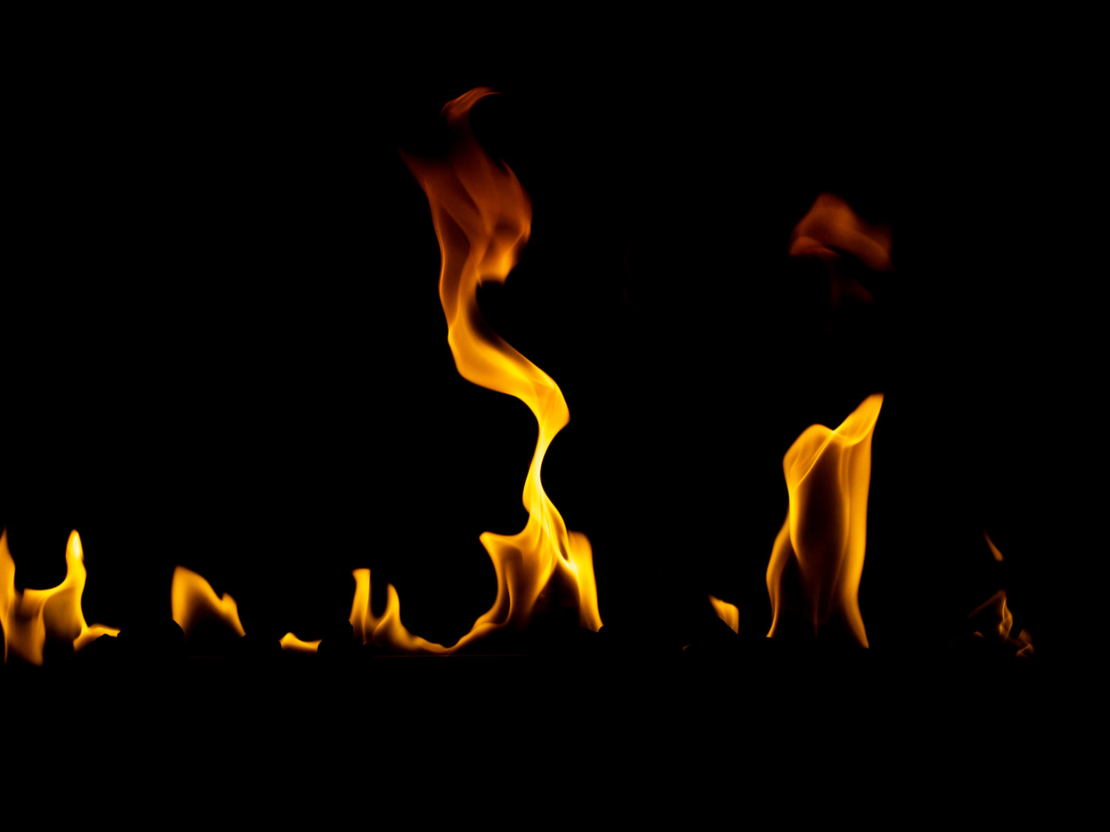 火が揺れながら燃える様子のフリー素材