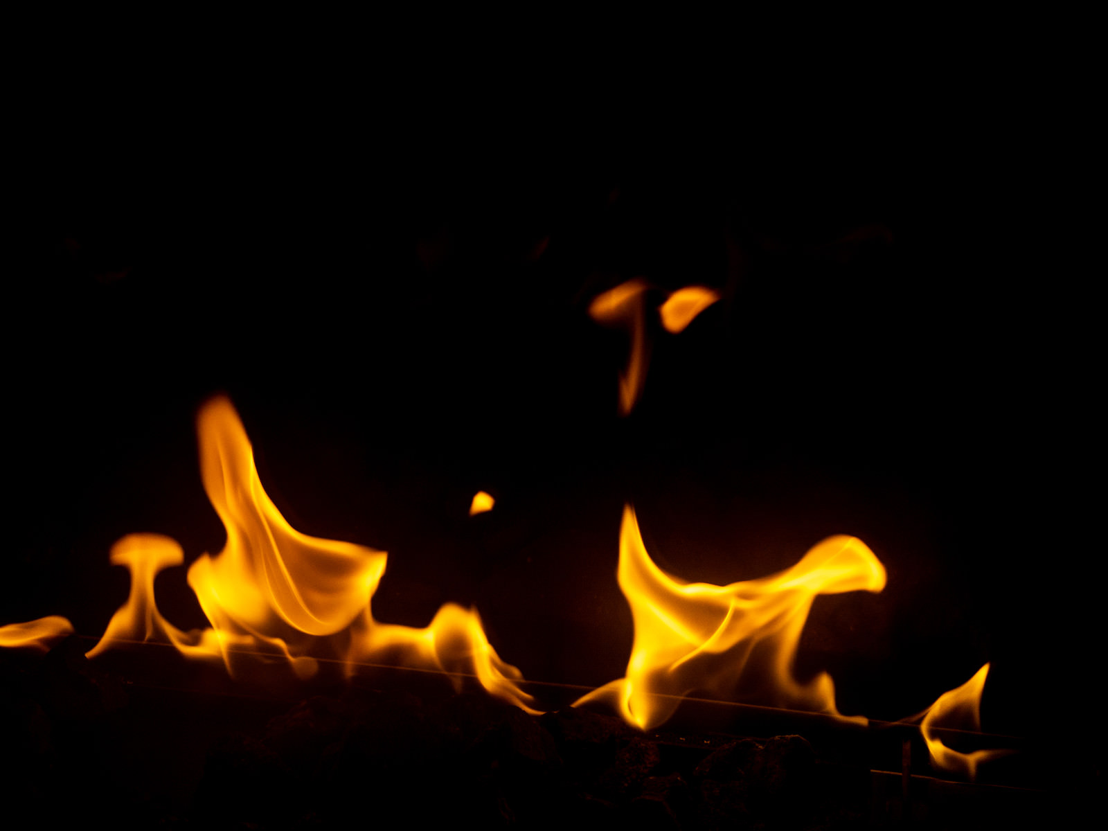 「炎が赤く燃える」の写真