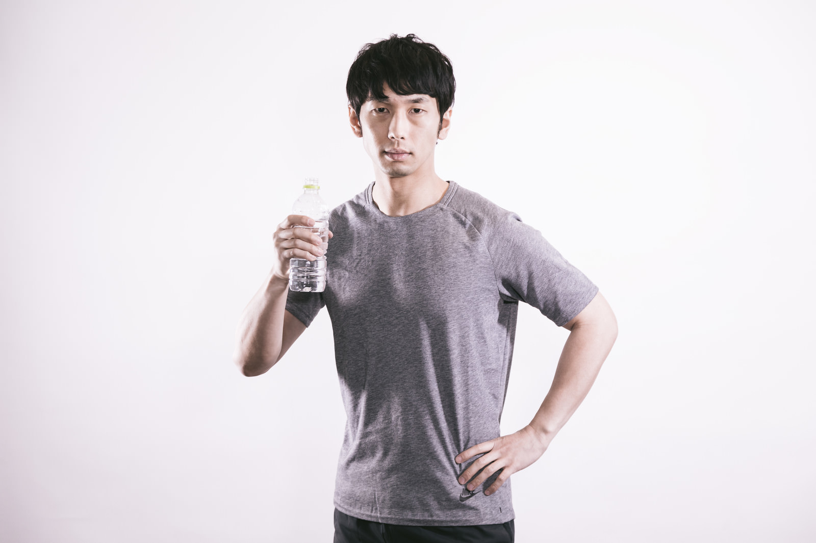 「スポーツドリンクを飲む男性」の写真［モデル：大川竜弥］