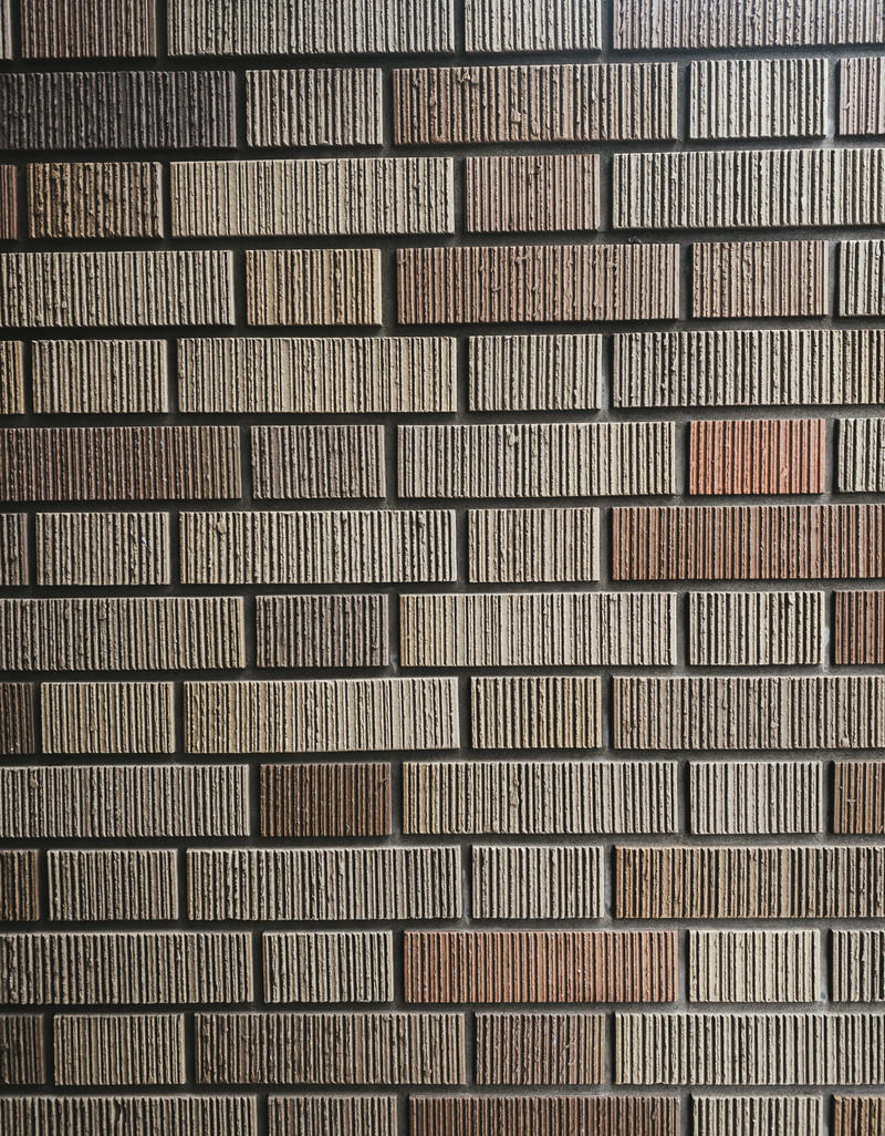 「マンション入口のレンガ風タイル | フリー素材のぱくたそ」の写真