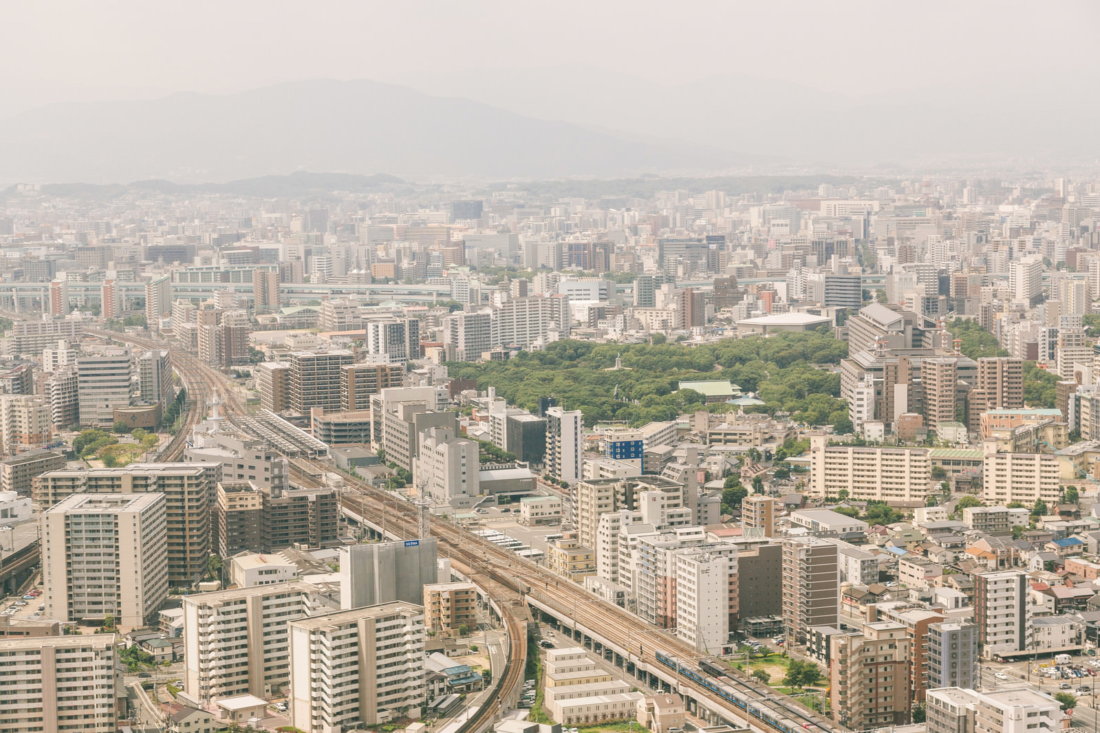 Pm2 5がひどい日の福岡上空から市内の様子の写真 画像 を無料ダウンロード フリー素材のぱくたそ