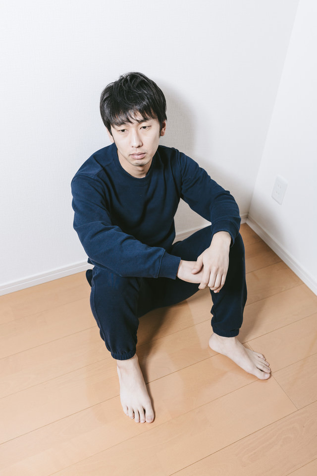 ゴキブリを発見し表情がこわばる引きこもりの写真素材 ぱくたそ