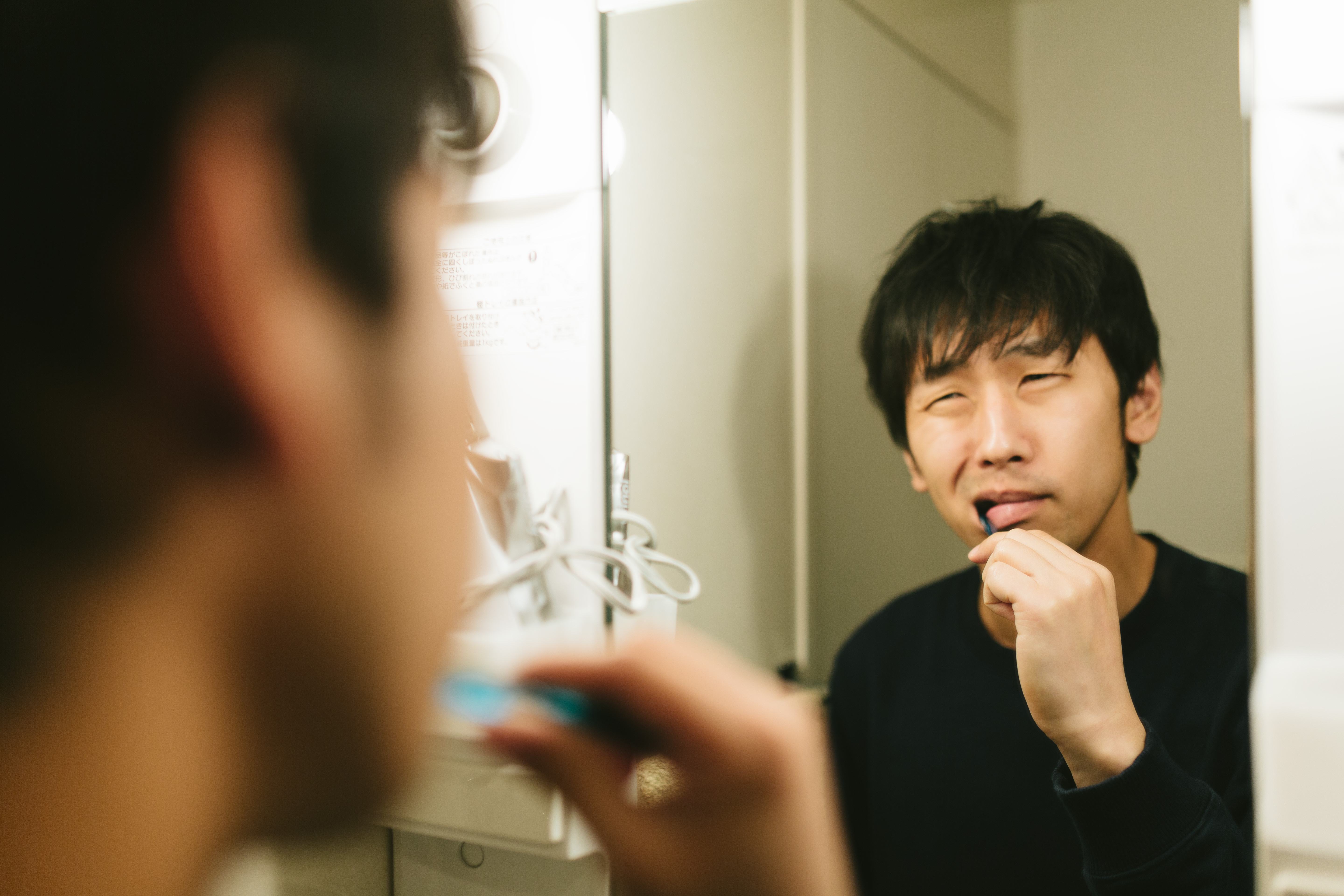 歯磨き中えずくアラサーの写真素材 ぱくたそ