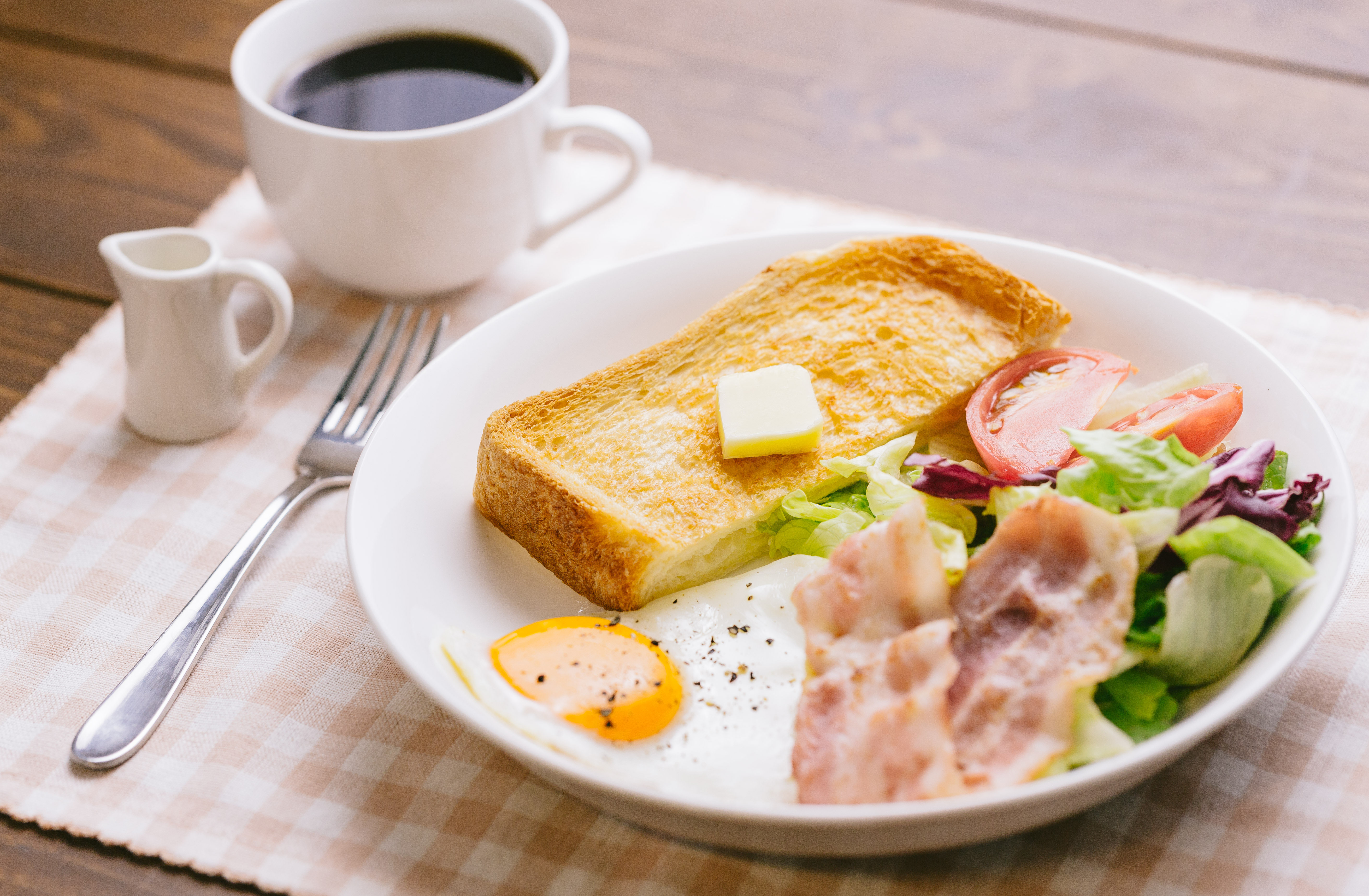 朝食をしっかり食べて仕事をしましょうの写真素材 - ぱくたそ