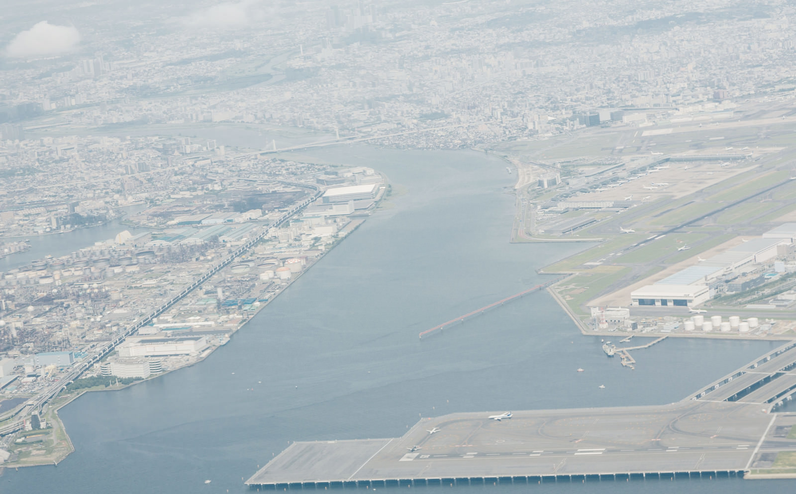 羽田空港から離陸後の東京の様子の写真素材 ぱくたそ