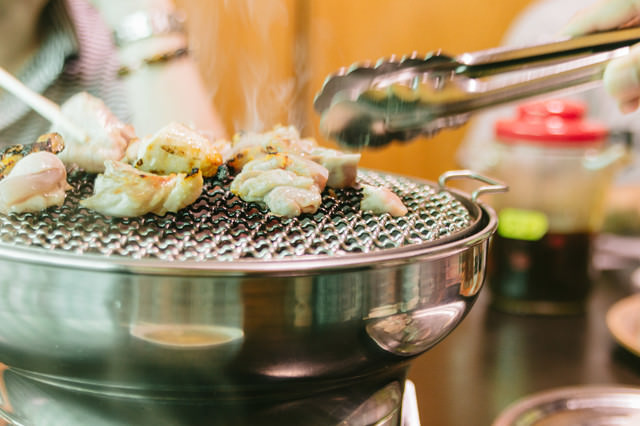 「網の上で鶏肉を焼きます」のフリー写真素材