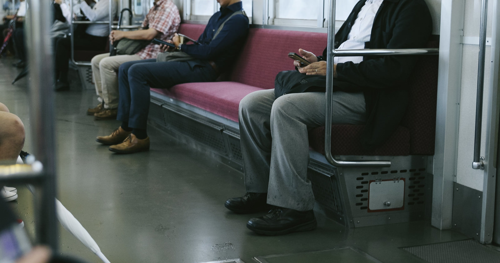 「ラッシュ時間をずらして出社（通勤電車）ラッシュ時間をずらして出社（通勤電車）」のフリー写真素材