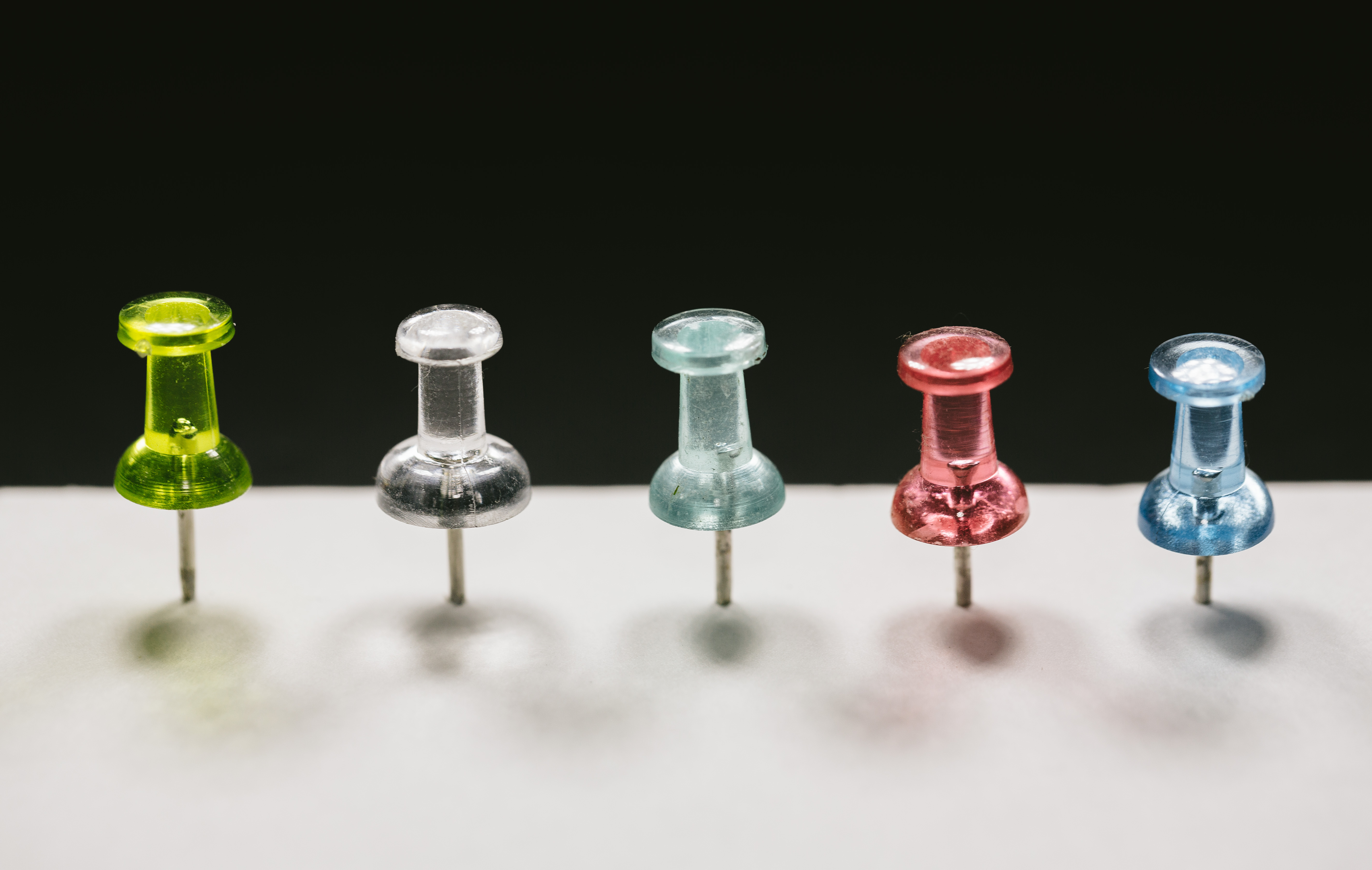 黄 白 緑 赤 青の画鋲の写真を無料ダウンロード フリー素材 ぱくたそ