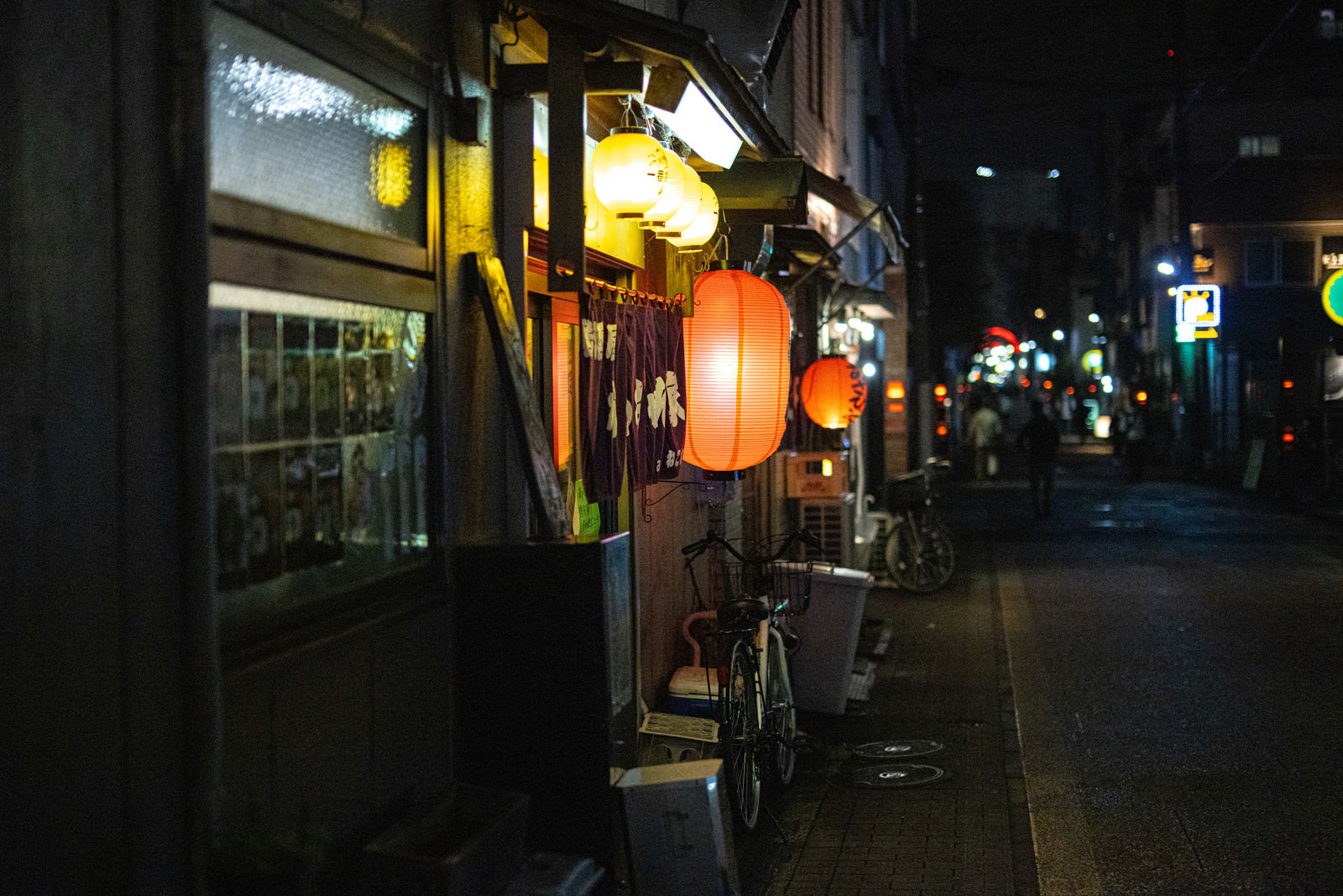 提灯灯る路地裏の居酒屋の写真素材 ぱくたそ