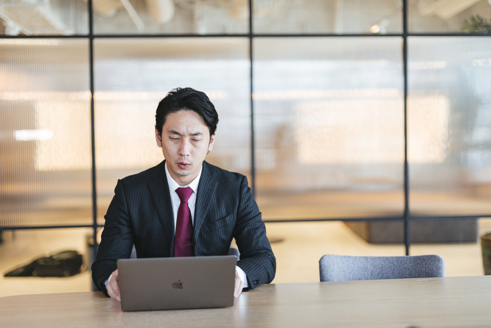 「誰もいないオフィスで黙々と作業する会社員」の写真［モデル：大川竜弥］