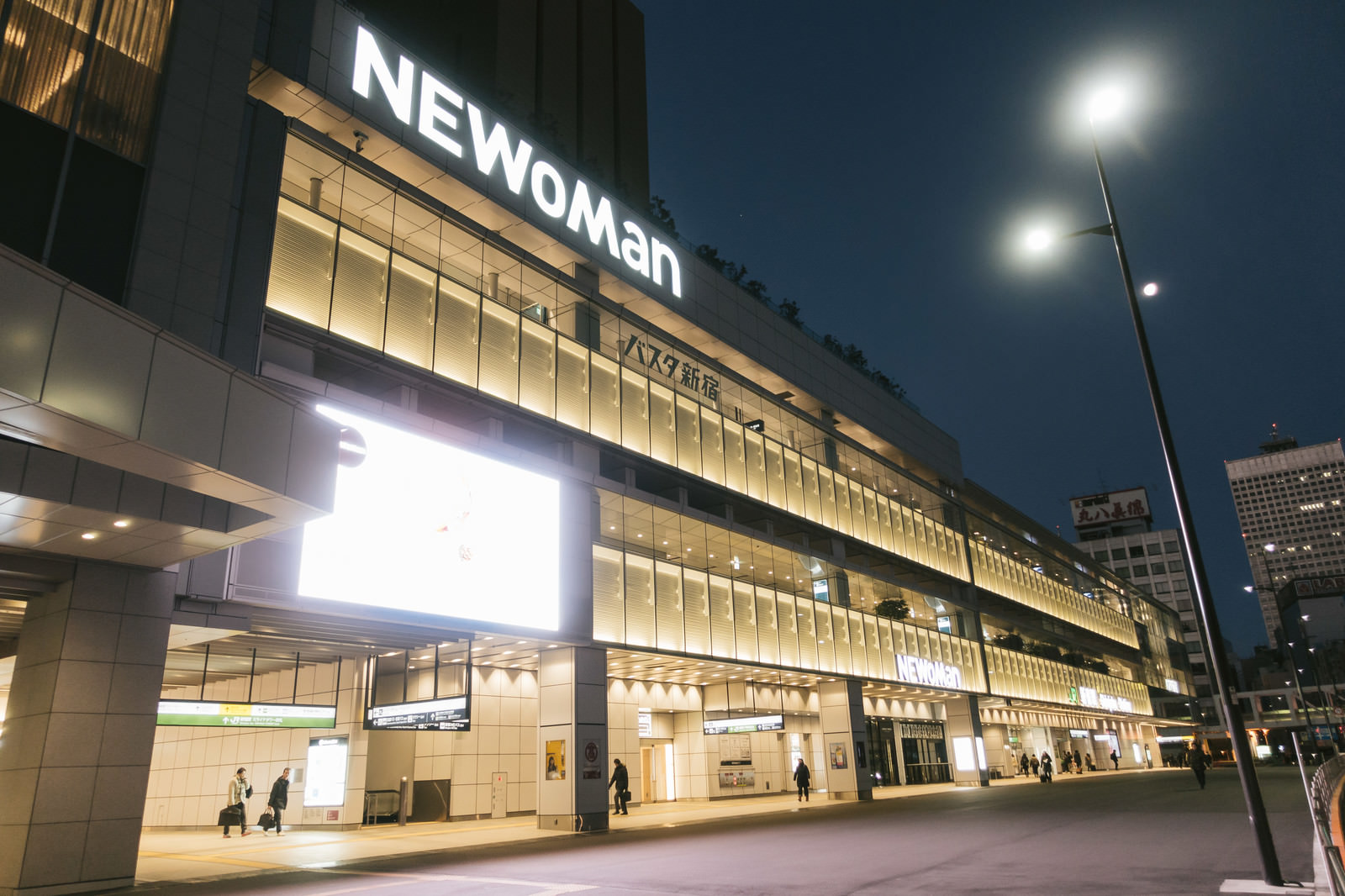 夜が明ける前のバスタ新宿の写真素材 ぱくたそ