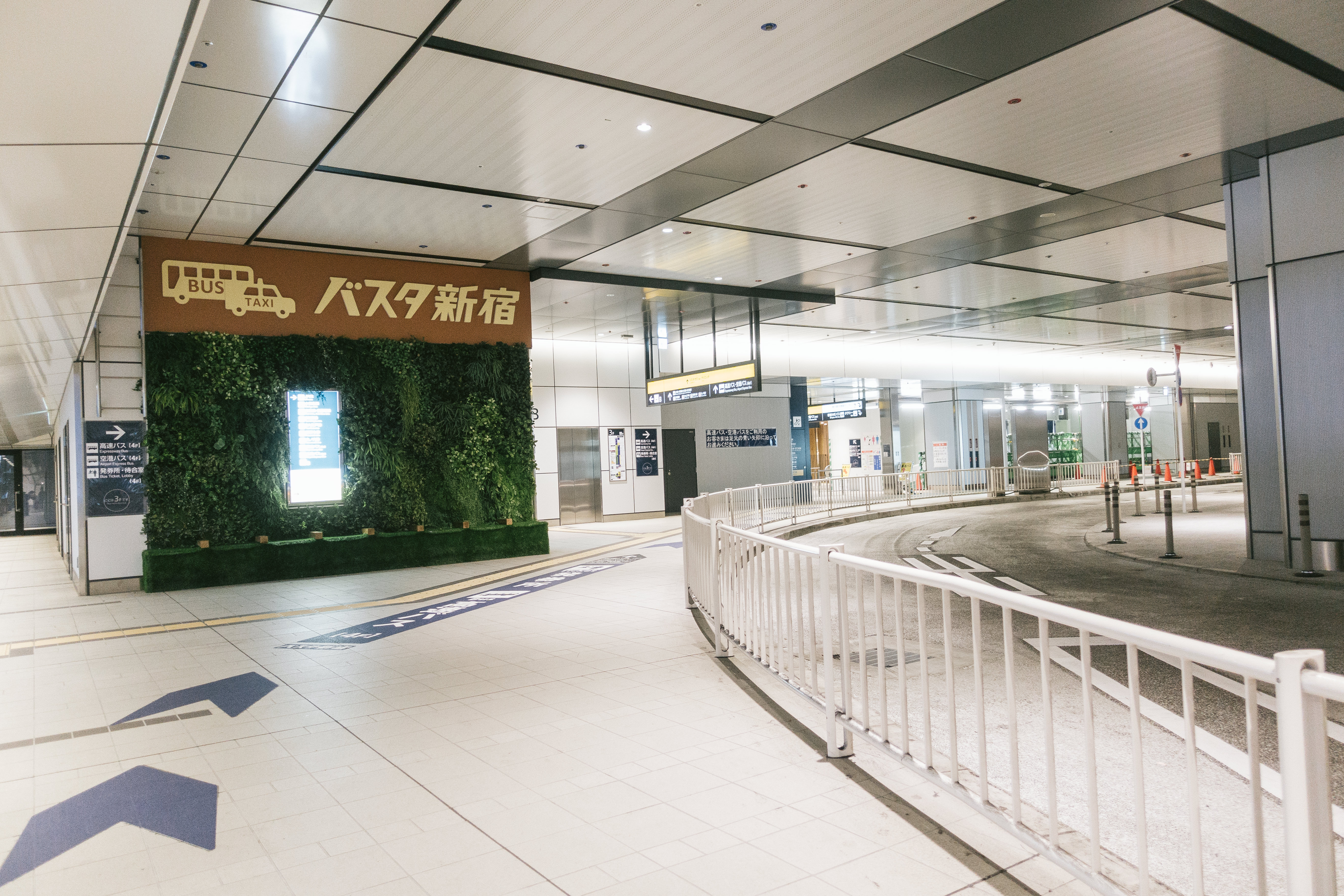 バスタ新宿の3階通路の写真素材 ぱくたそ