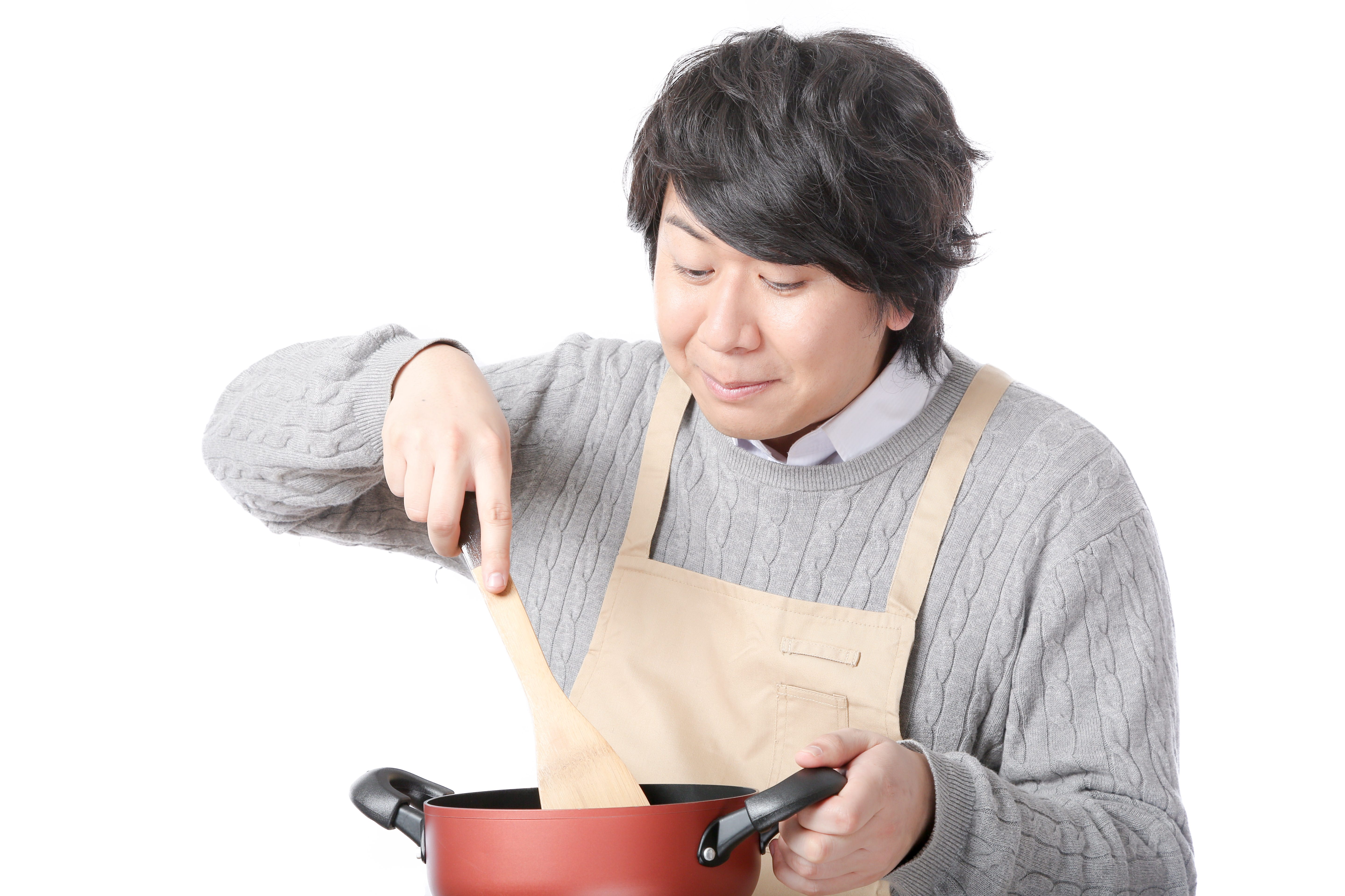 鍋に入ったスープをかき混ぜる料理研究家の写真素材 ぱくたそ