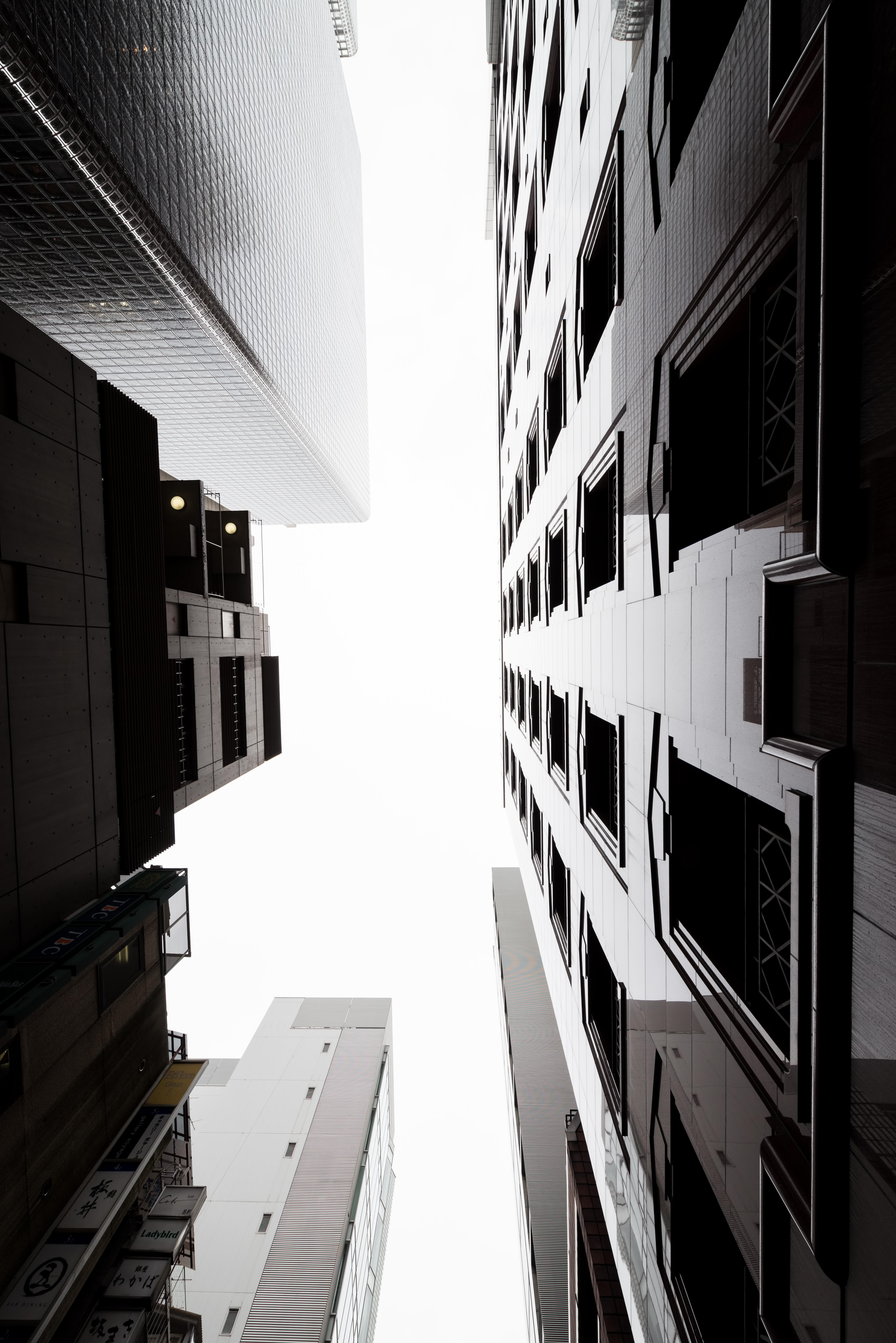 都会のビルと見上げる空の写真 画像 を無料ダウンロード フリー素材のぱくたそ 都会のビルと見上げる空の写真 画像 を無料ダウンロード フリー素材のぱくたそ
