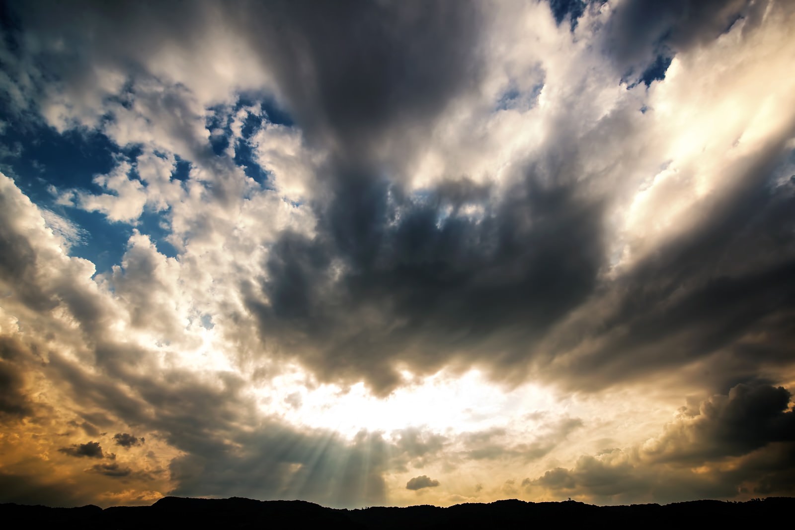 「神々しい雲と天使のはしご」の写真