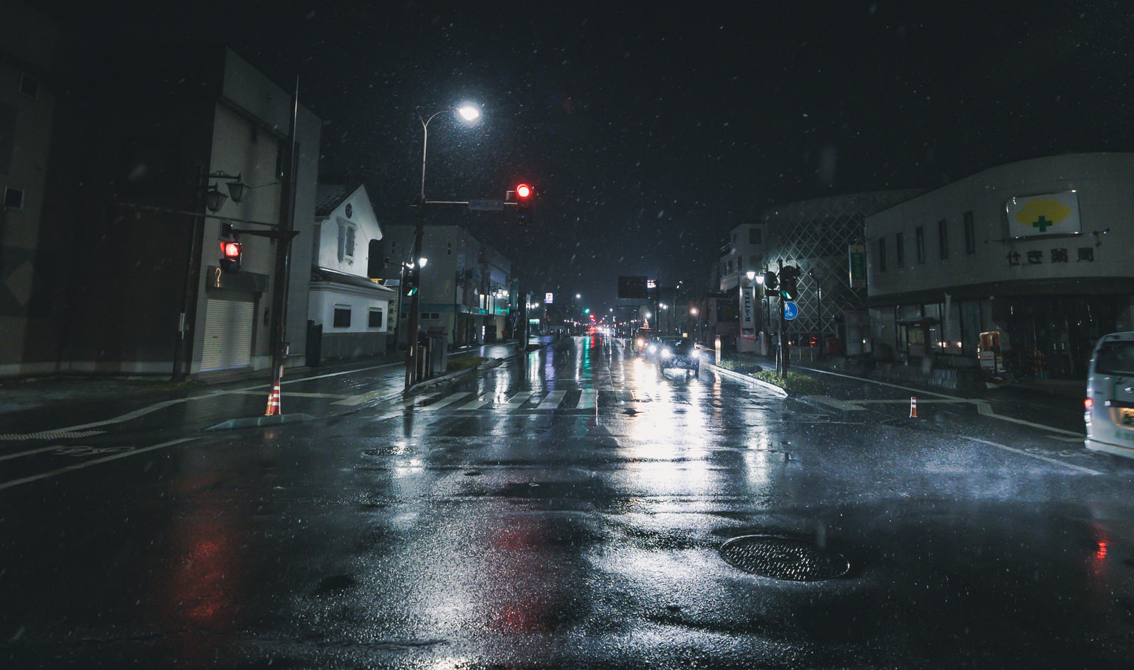 「深夜の深妙通り南交差点（雨天） | フリー素材のぱくたそ」の写真