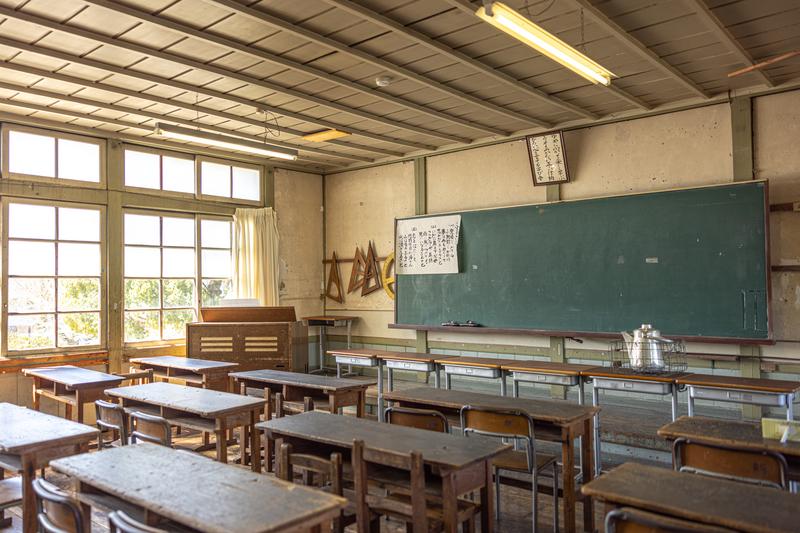 旧遷喬尋常小学校の黒板と学習机と椅子の配置の無料の写真素材
