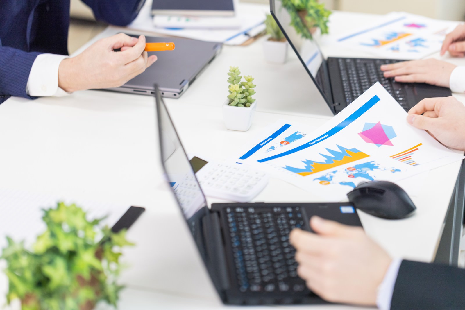 紙の資料を用いて会議をする様子の写真を無料ダウンロード フリー素材 ぱくたそ