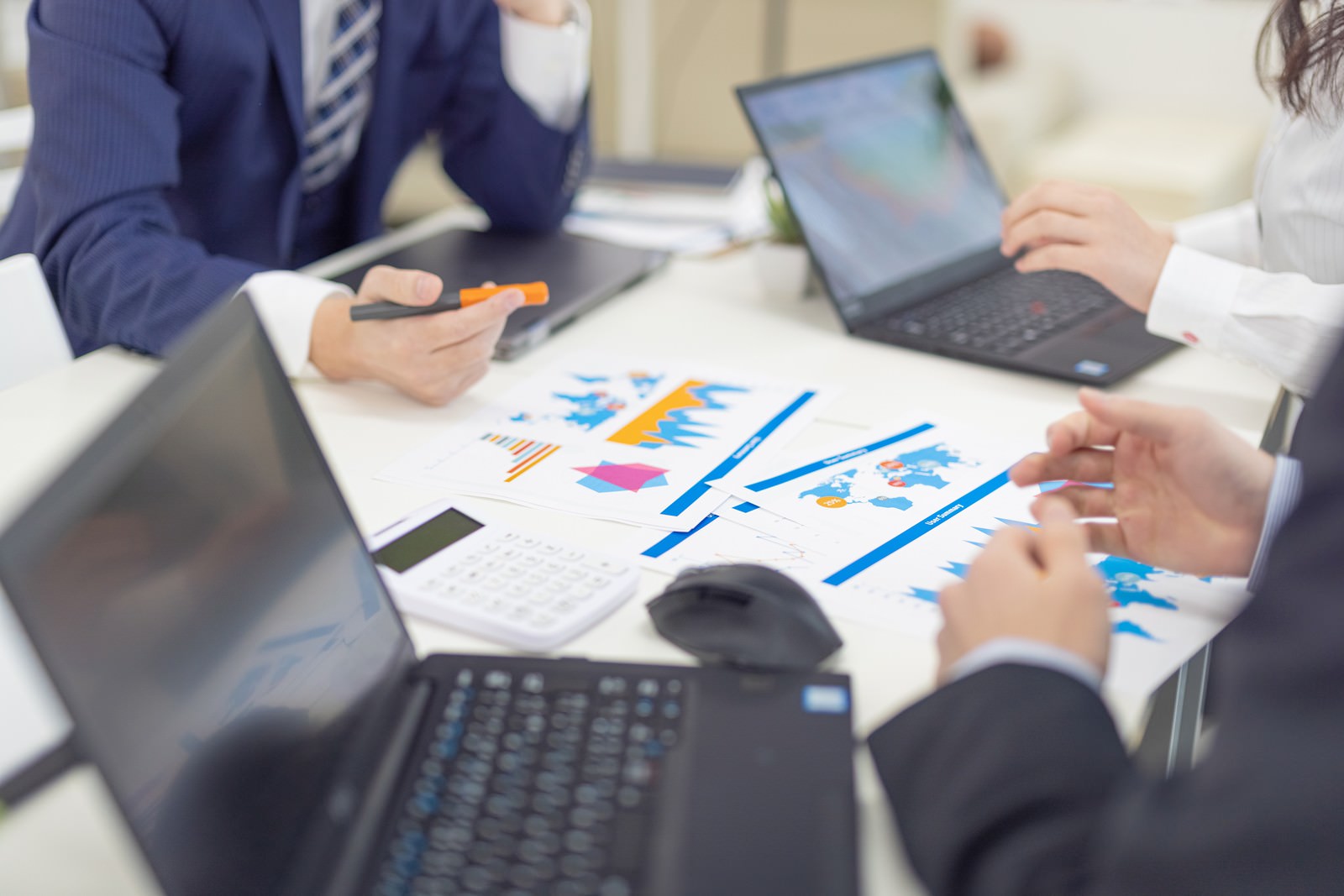 社内の企画会議の様子の写真を無料ダウンロード フリー素材 ぱくたそ