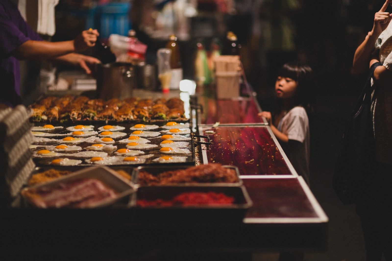 「屋台のお好み焼きと女の子屋台のお好み焼きと女の子」のフリー写真素材を拡大