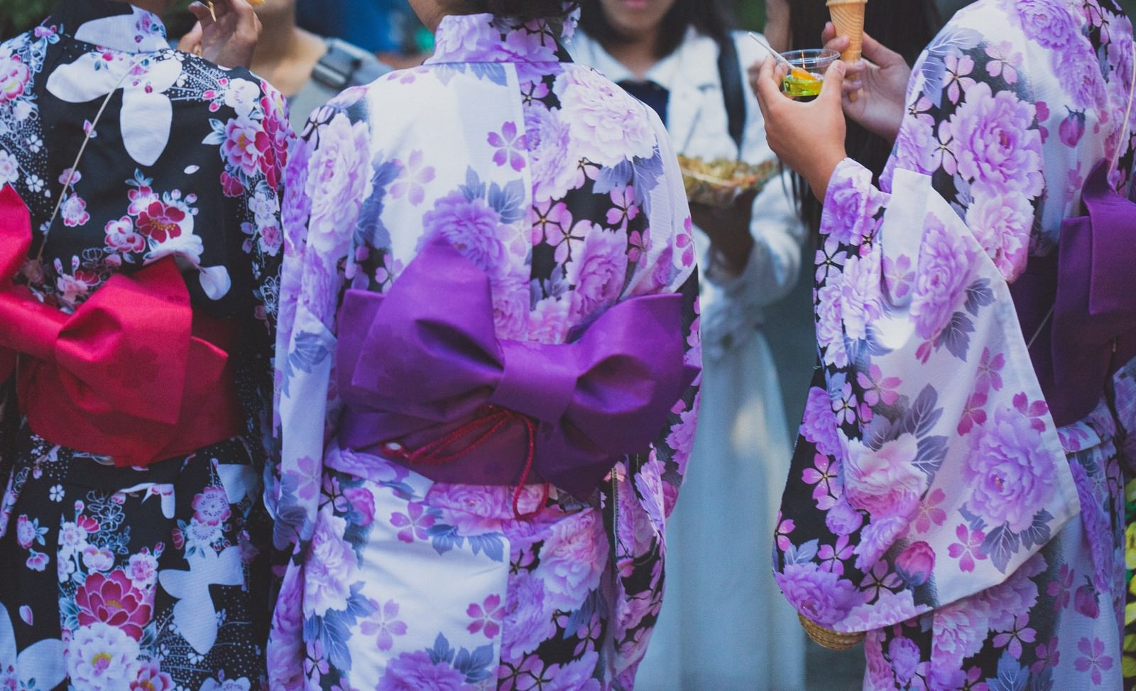 「夏祭りにいた浴衣の女子たち夏祭りにいた浴衣の女子たち」のフリー写真素材を拡大