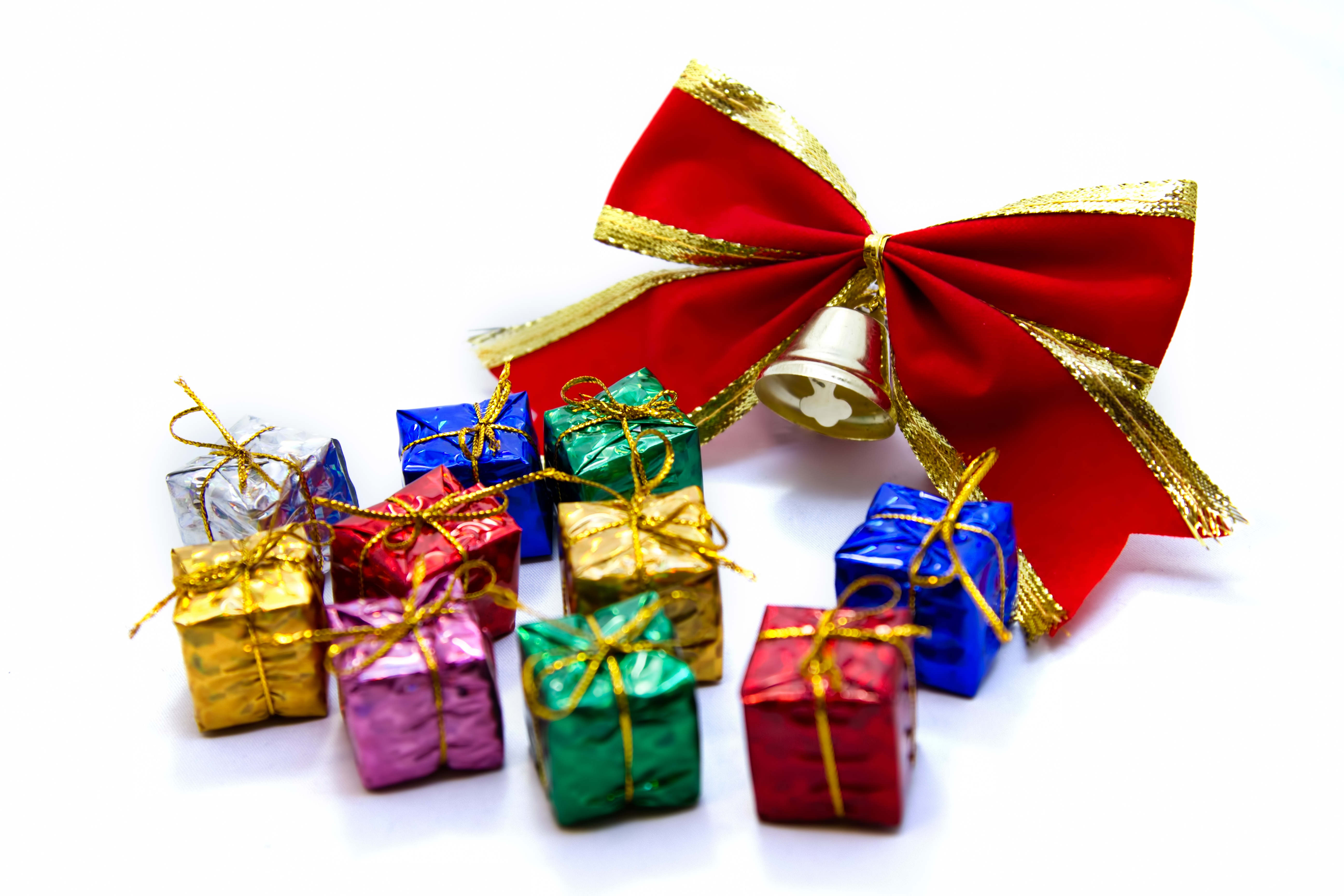 赤いリボンとプレゼントボックスの写真を無料ダウンロード フリー素材 ぱくたそ