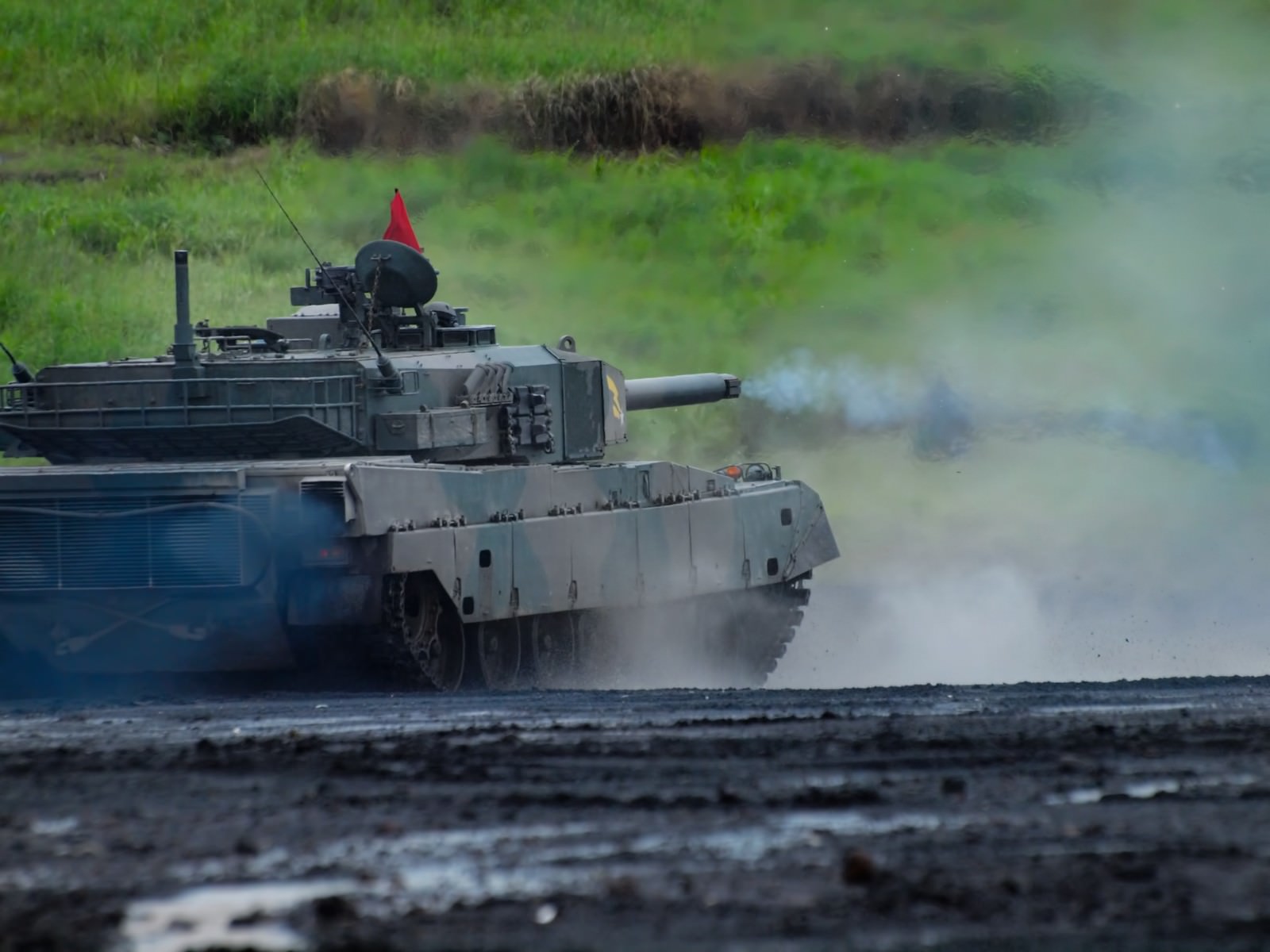 総火演の90式戦車 フリー素材のぱくたそ